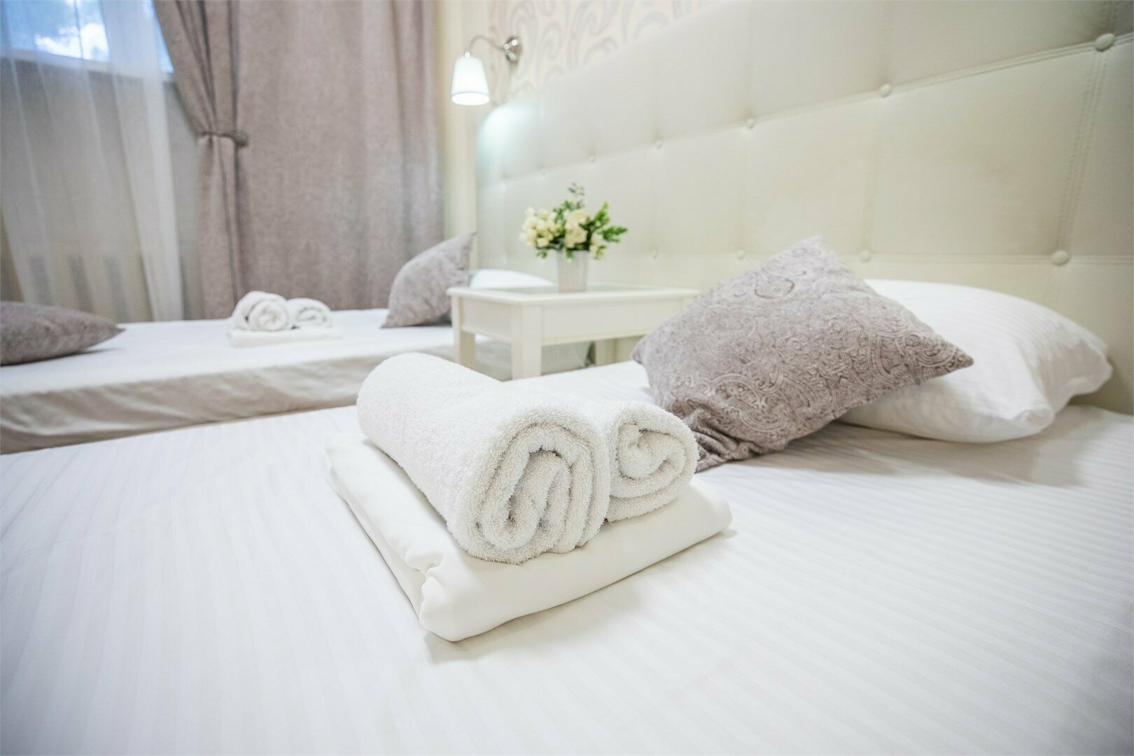 №4 Улучшенный трёхместный номер (1 большая кровать или 3 односпальные кровати)