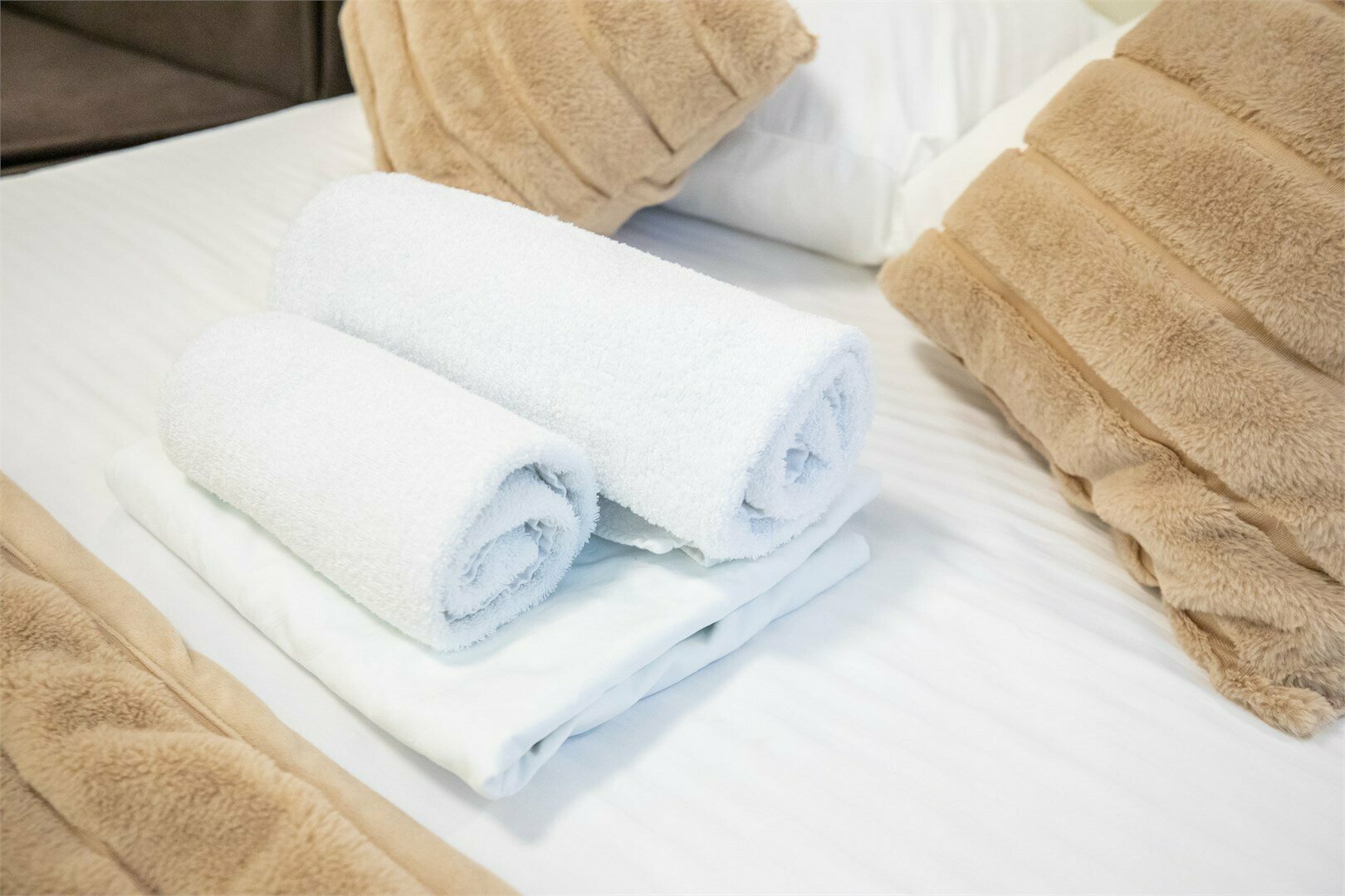 №2 Улучшенный четырехместный номер (1 большая кровать+диван)