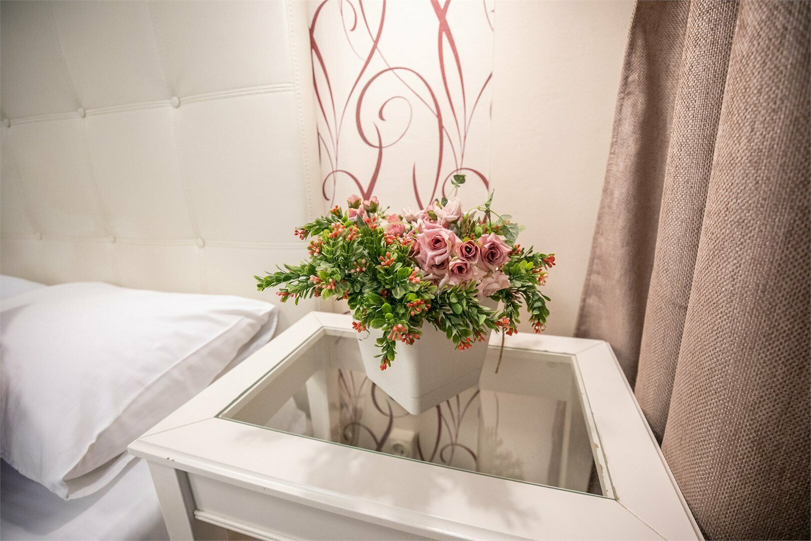 №2 Улучшенный четырехместный номер (1 большая кровать+диван)