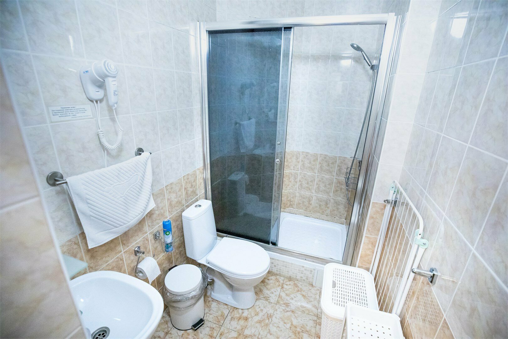 №2 Улучшенный четырехместный номер (1 большая кровать+диван)