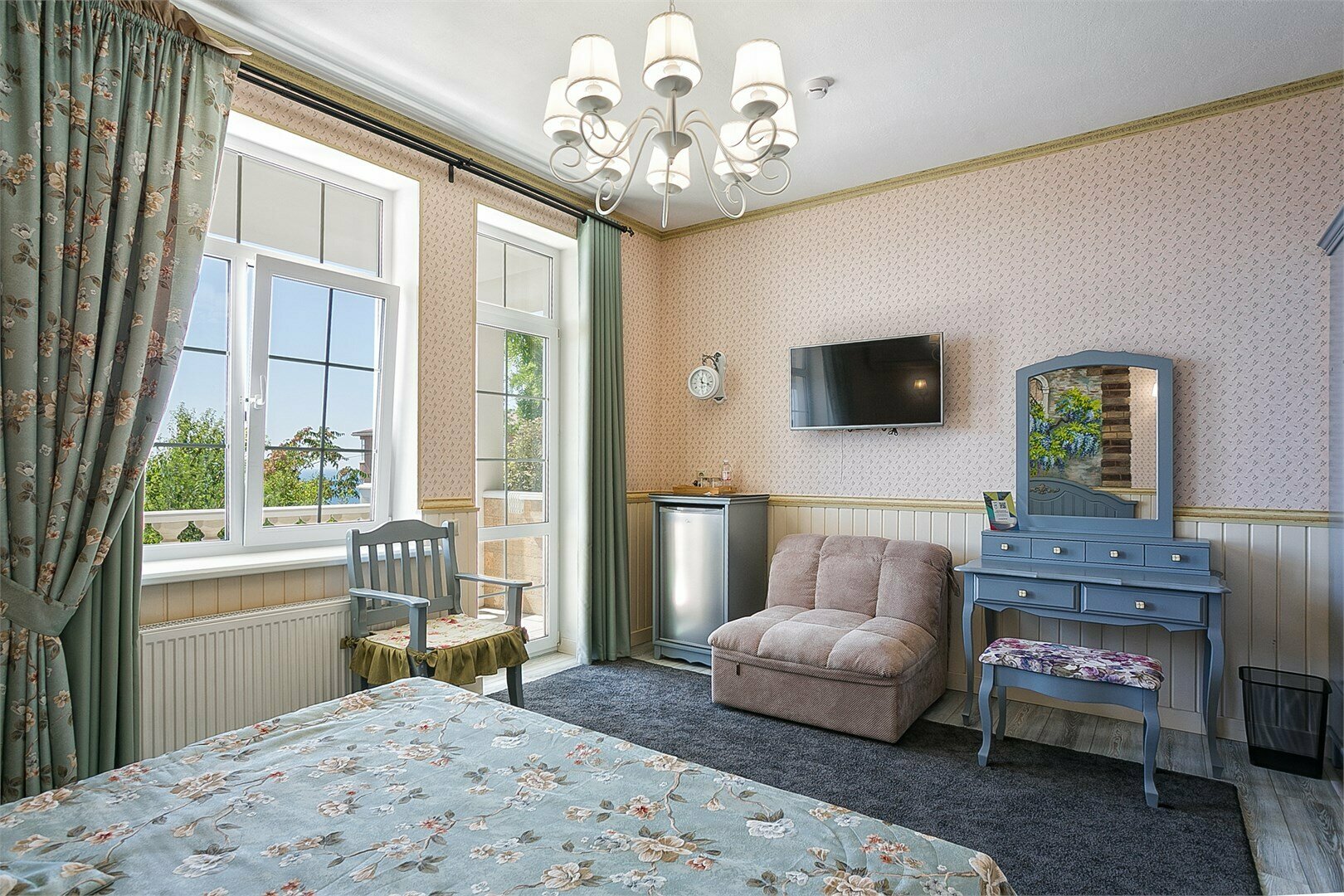 Улучшенный трехместный номер с видом на море