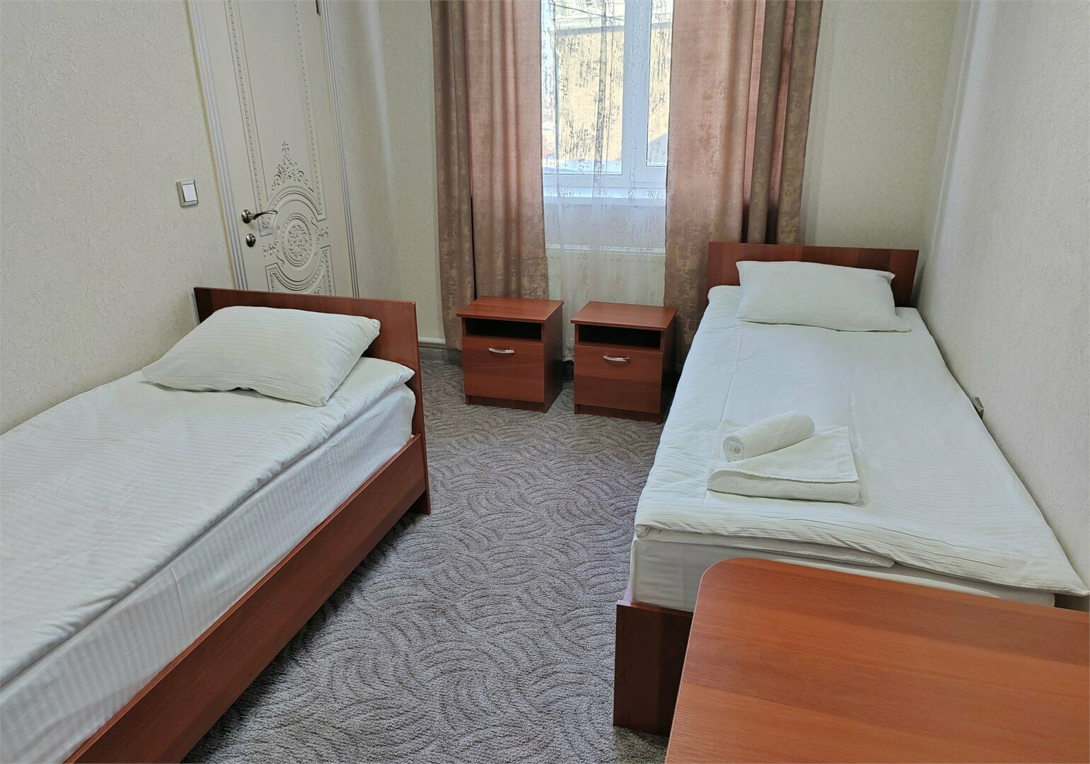 Небольшой двухместный номер с 2 отдельными кроватями