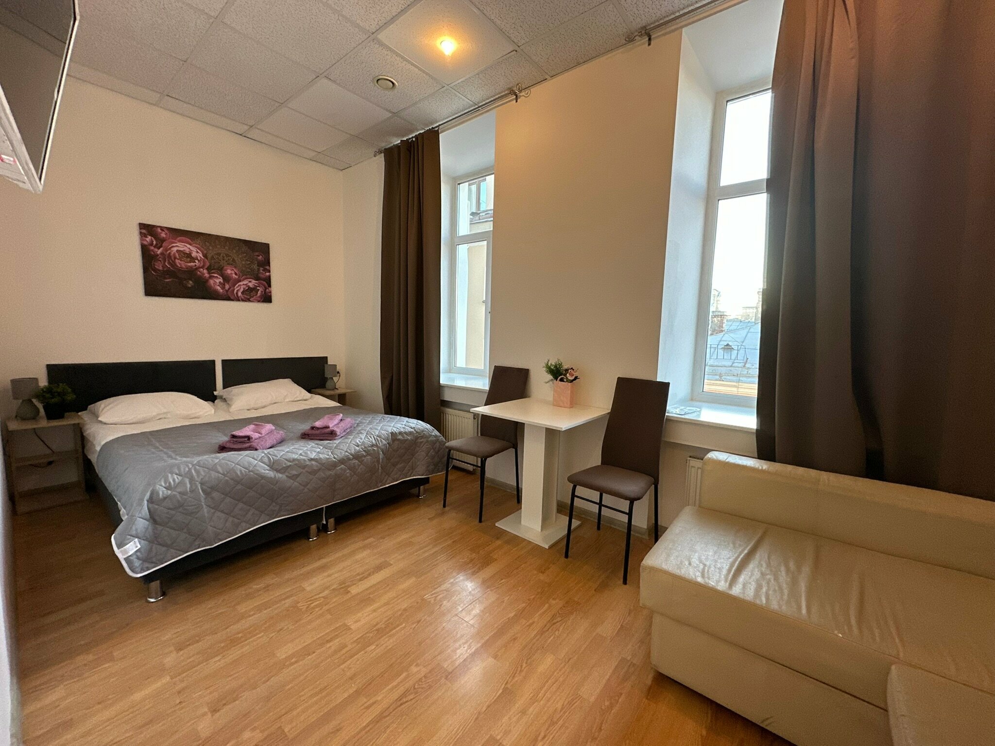 Четырехместный с двуспальной кроватью (или двумя односпальными) диваном на 5 этаже