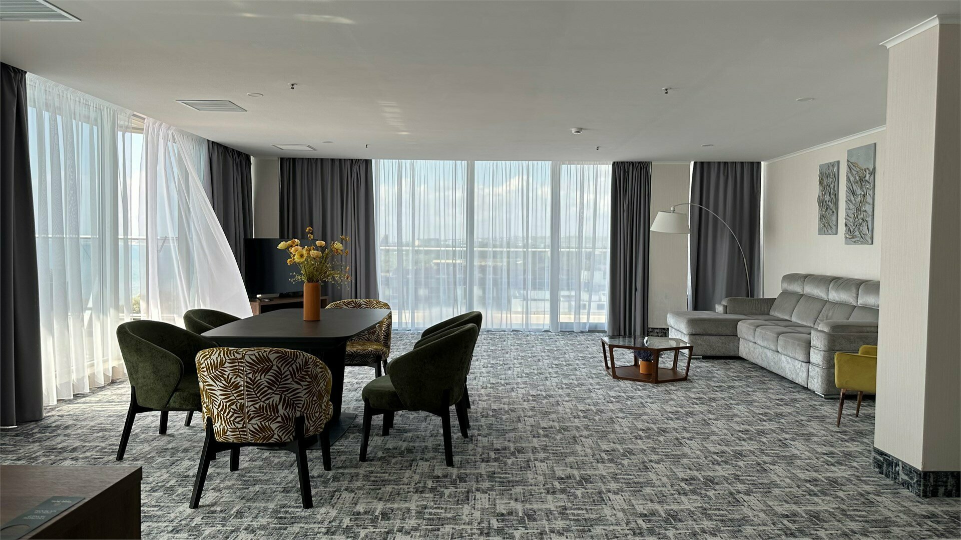 Трехкомнатные Апартаменты с бассейном и видом на море