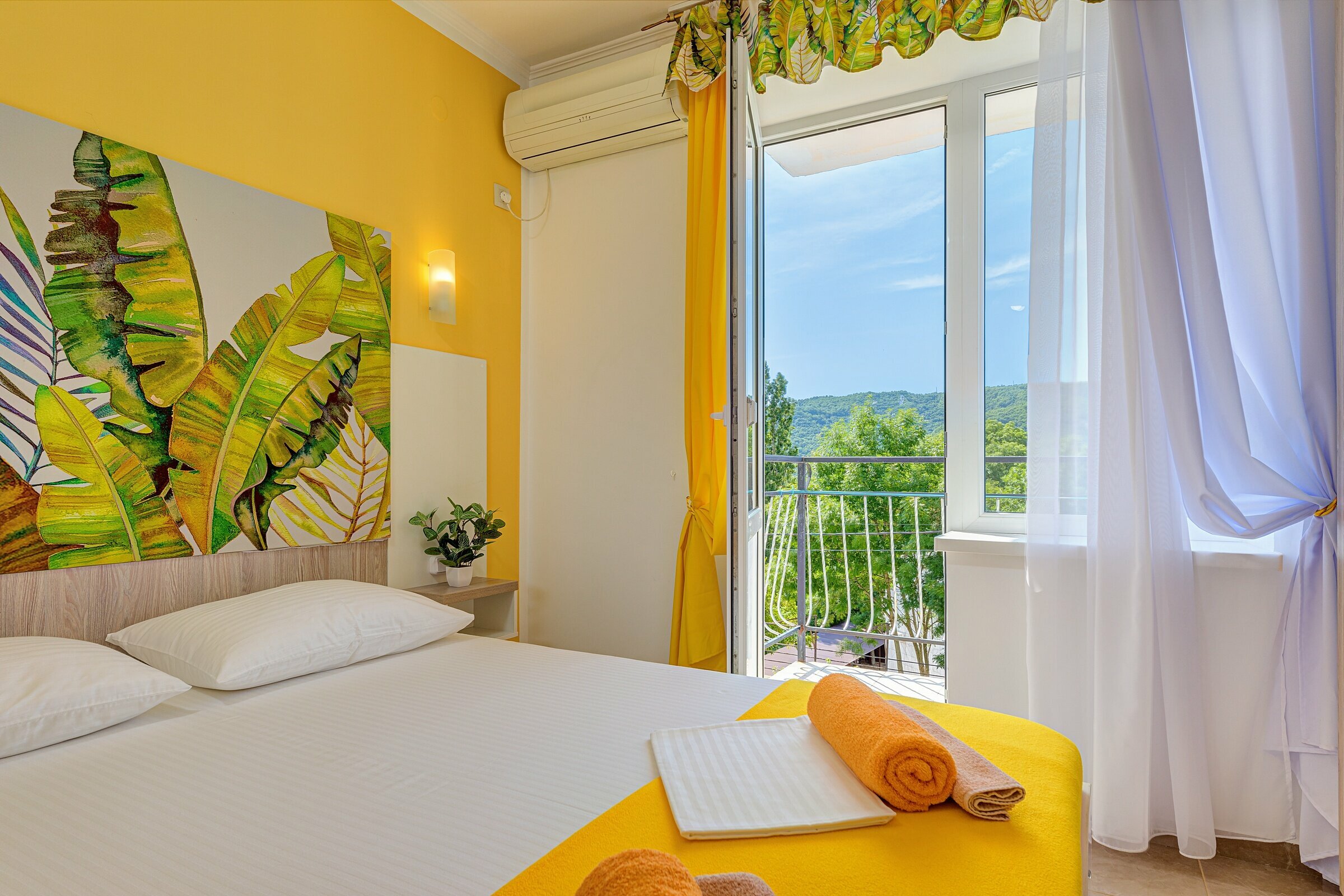 Двухместный номер с 1 кроватью или 2 отдельными кроватями и боковым видом на море