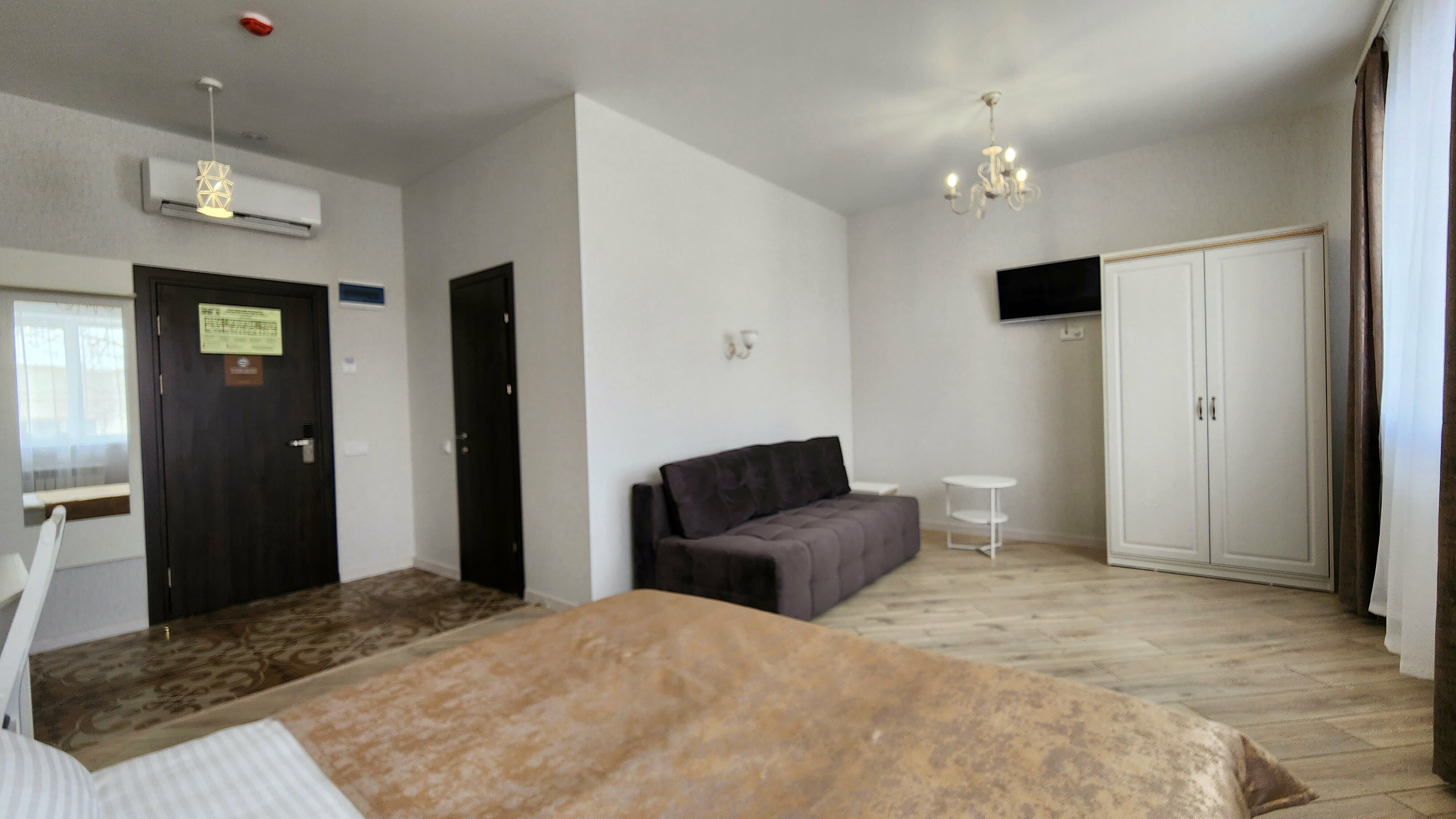 Просторный люкс с двуспальной кроватью и диваном