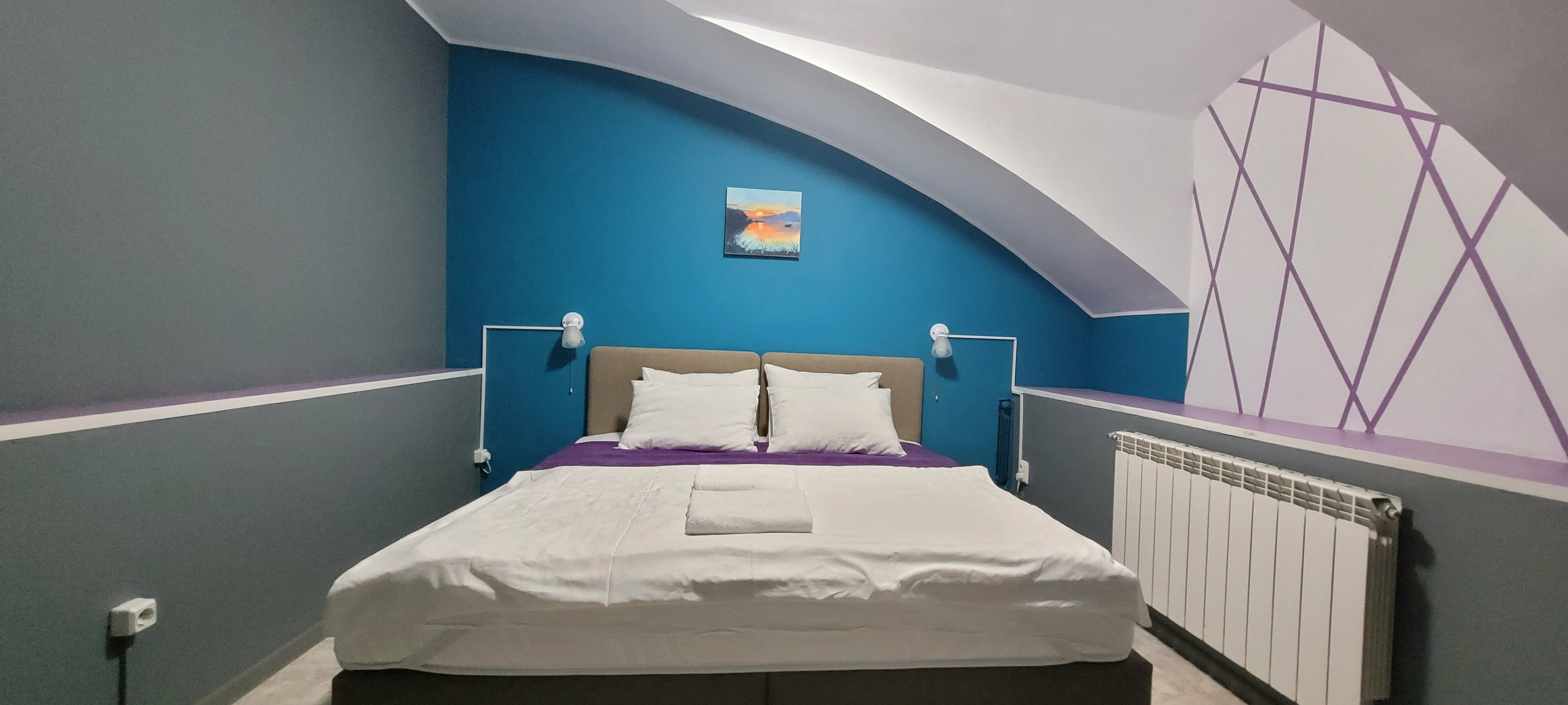 Бюджетный номер без окон с большой кроватью и общим с/у на этаже