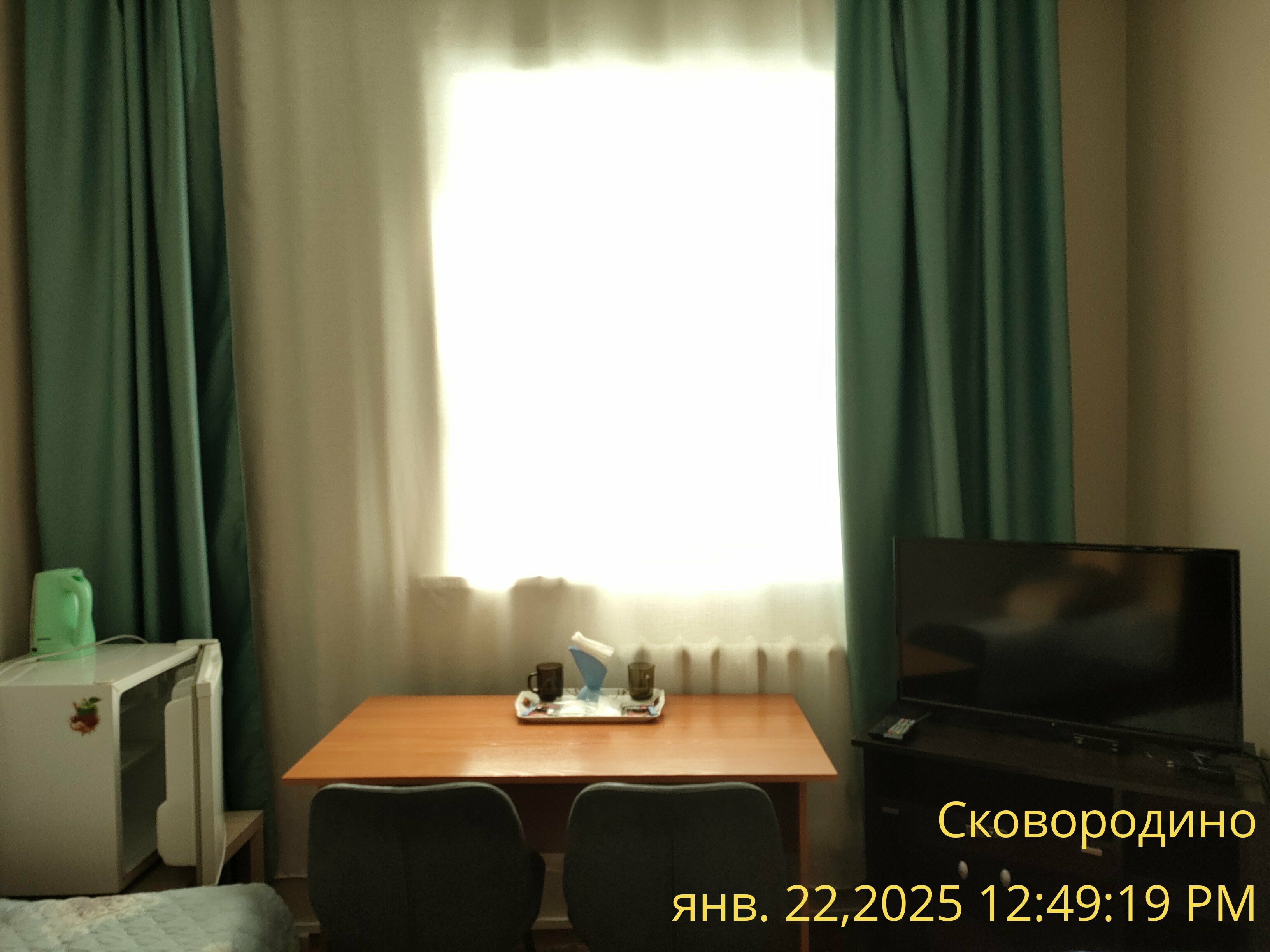 Двухместный номер с общем душем и туалетом, в номере есть умывальник