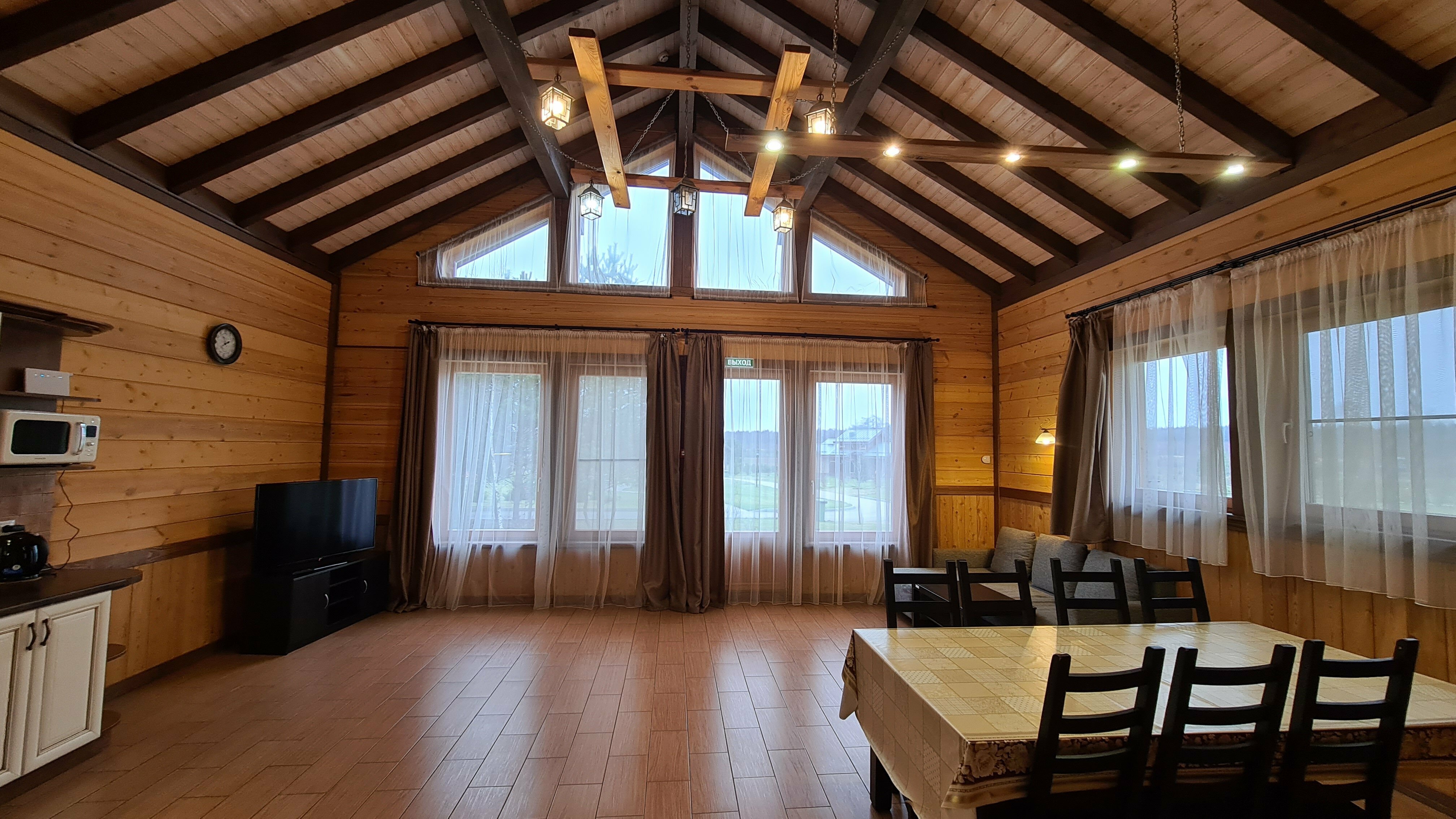 Дом рядом лесом