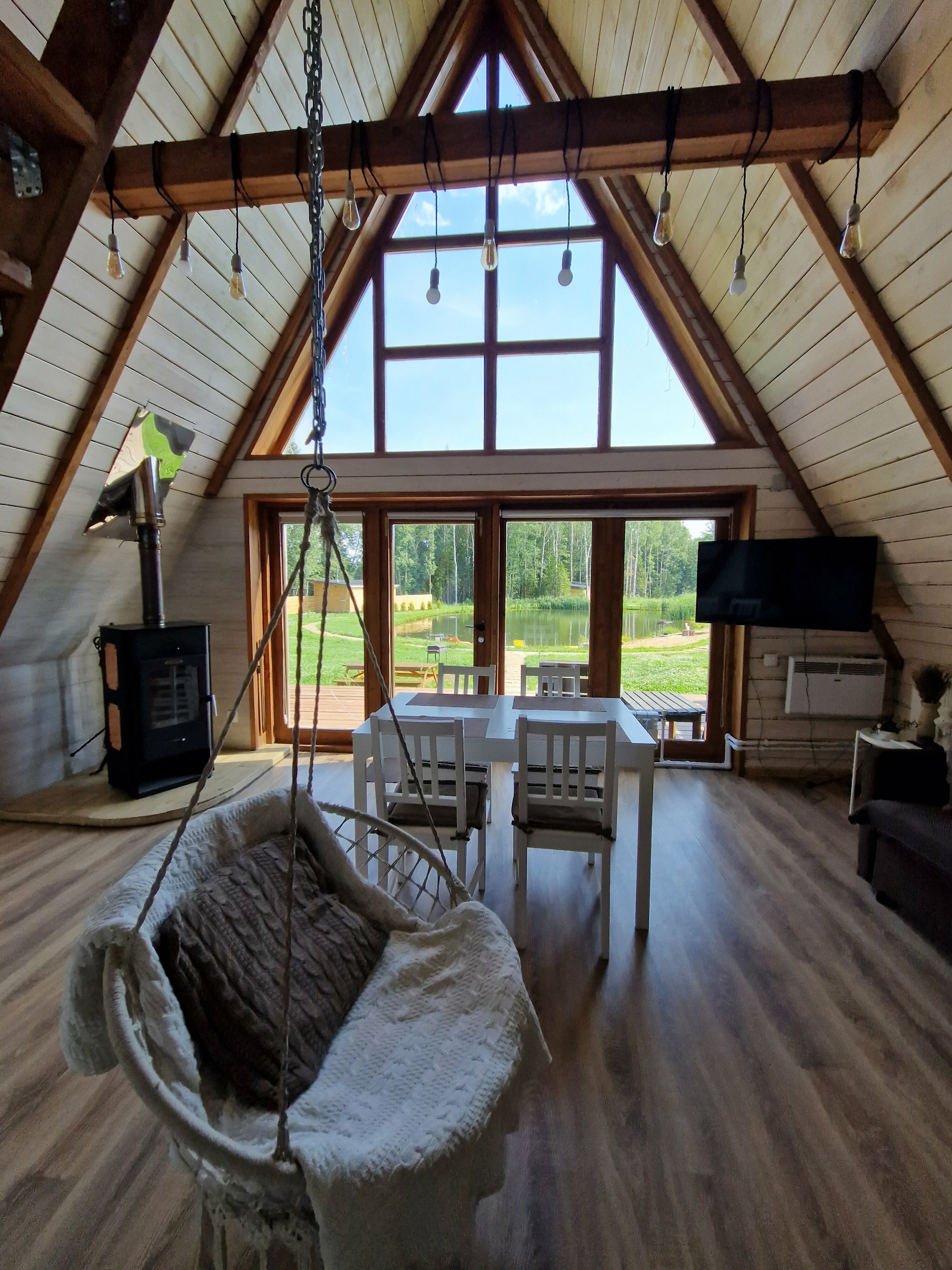 Афрейм с видом лес и озеро