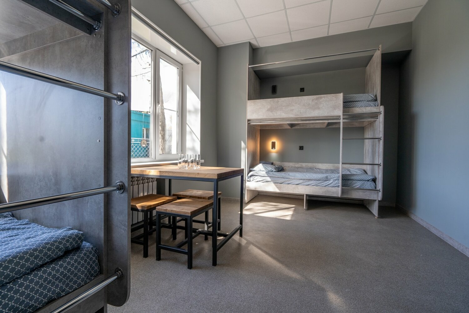 Спальное место на двухъярусной кровати в общем номере для мужчин