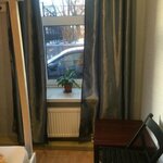 Односпальная кровать в общем мужском номере в Artist на Цветном Бульваре
