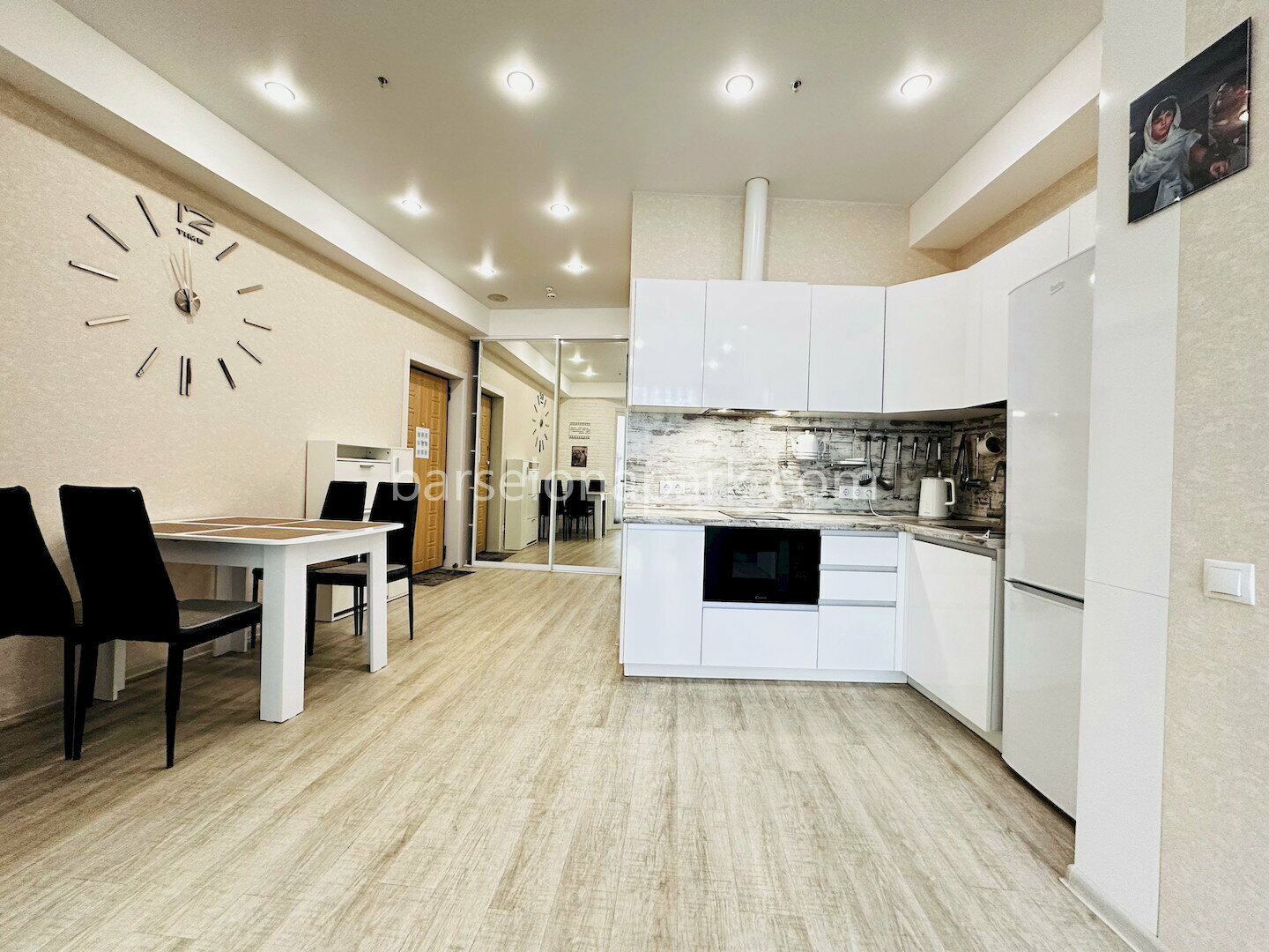 Дизайнерский апартамент с балконом! Центр Сочи! Пляж и набережная в 5 минутах!