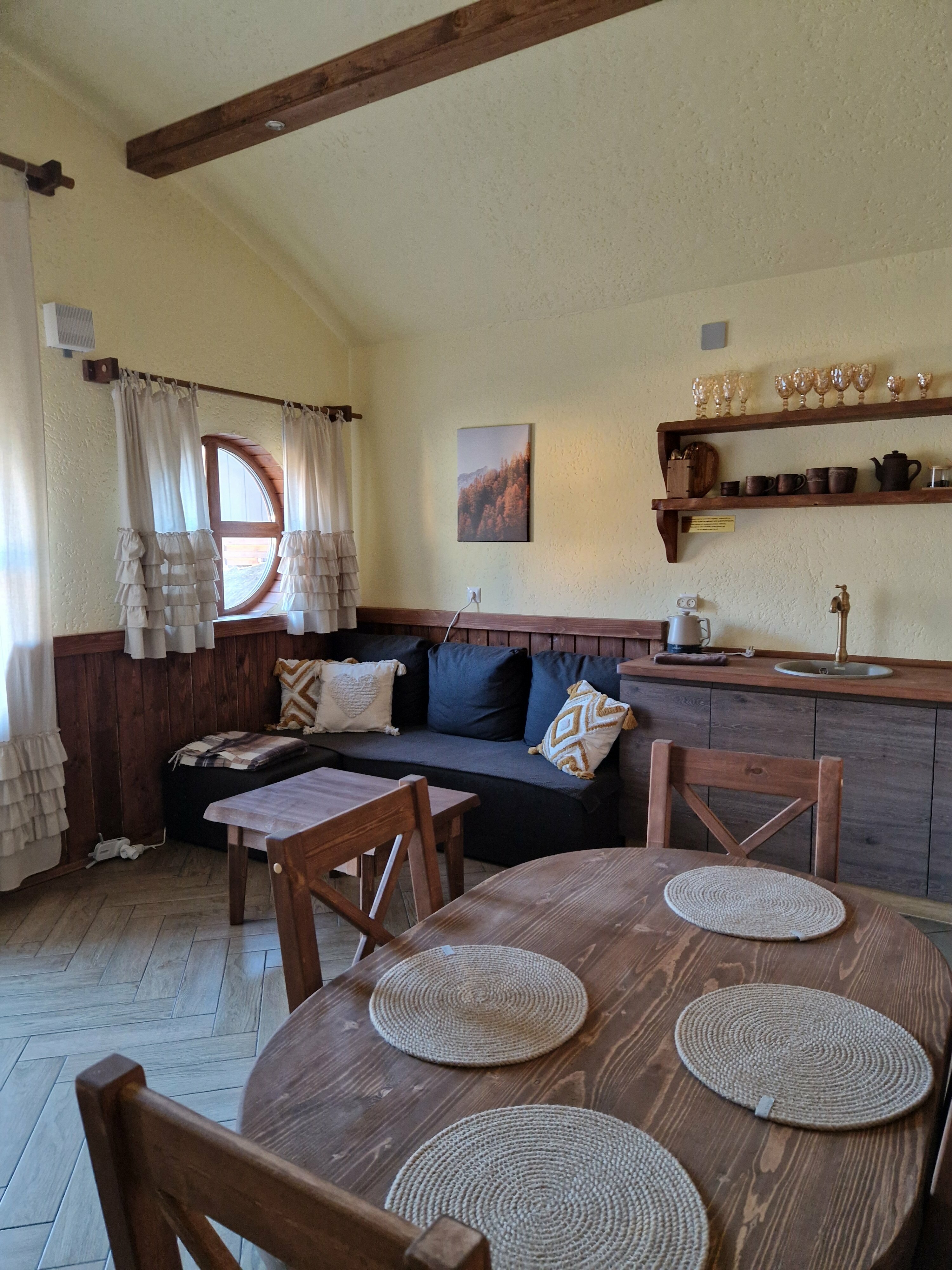 Дом Хоббитов 2 с видом на лес и озеро