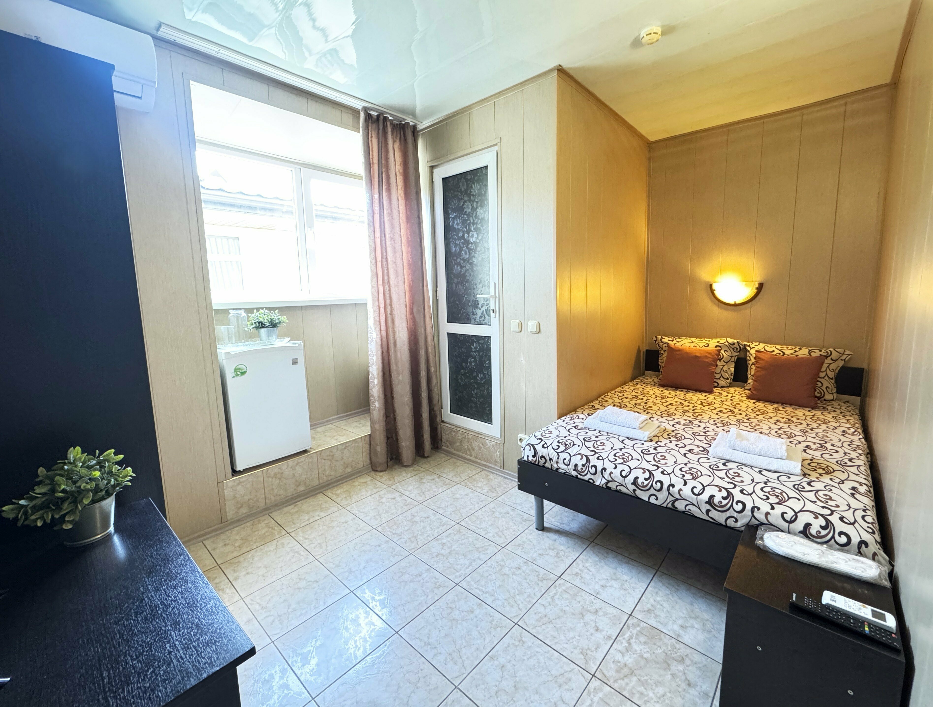 Двухместный бюджетный номер с двуспальной кроватью (4 этаж)