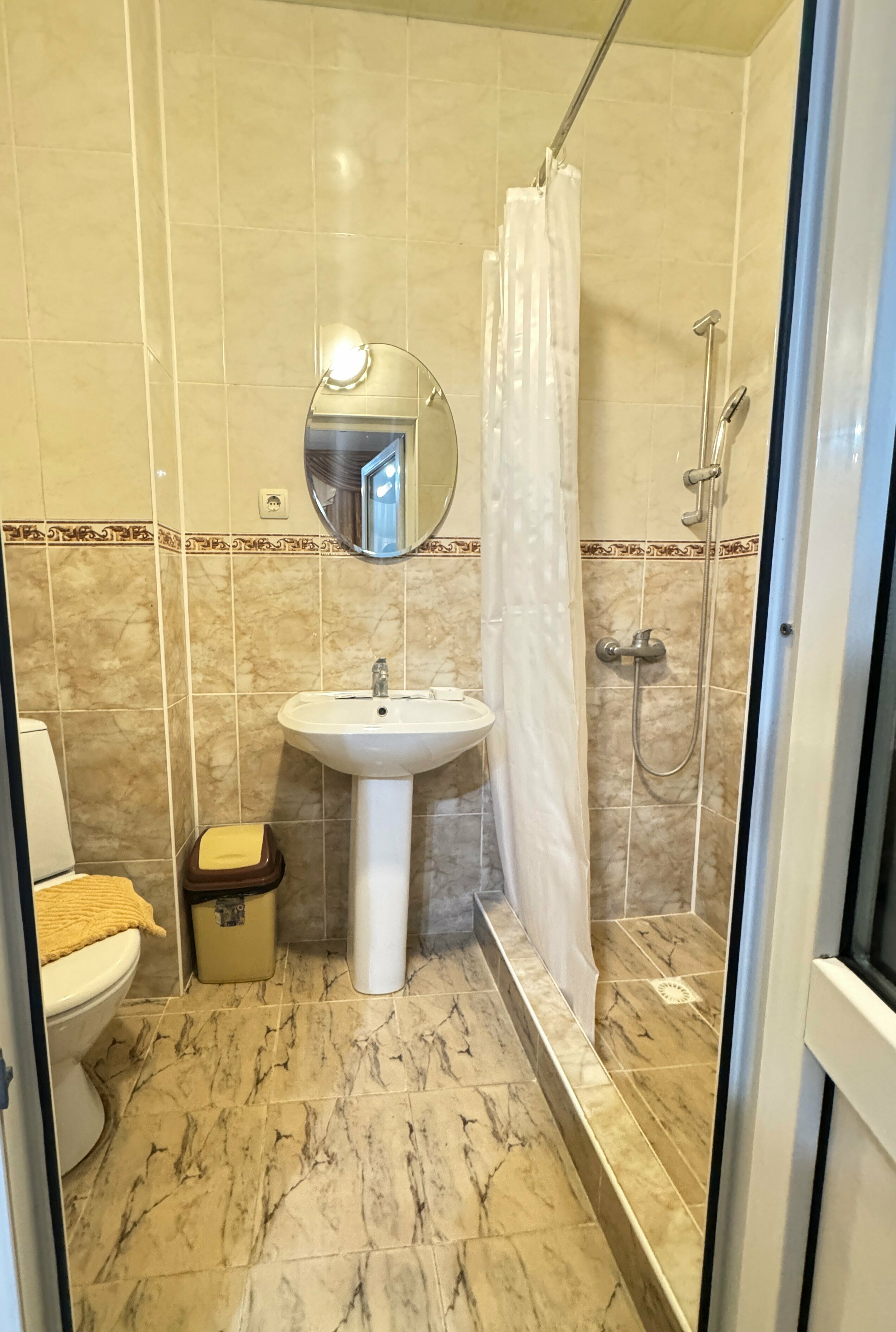 Семейный стандарт 2+2 (без окна) с раздельными кроватями и диваном (1 этаж)