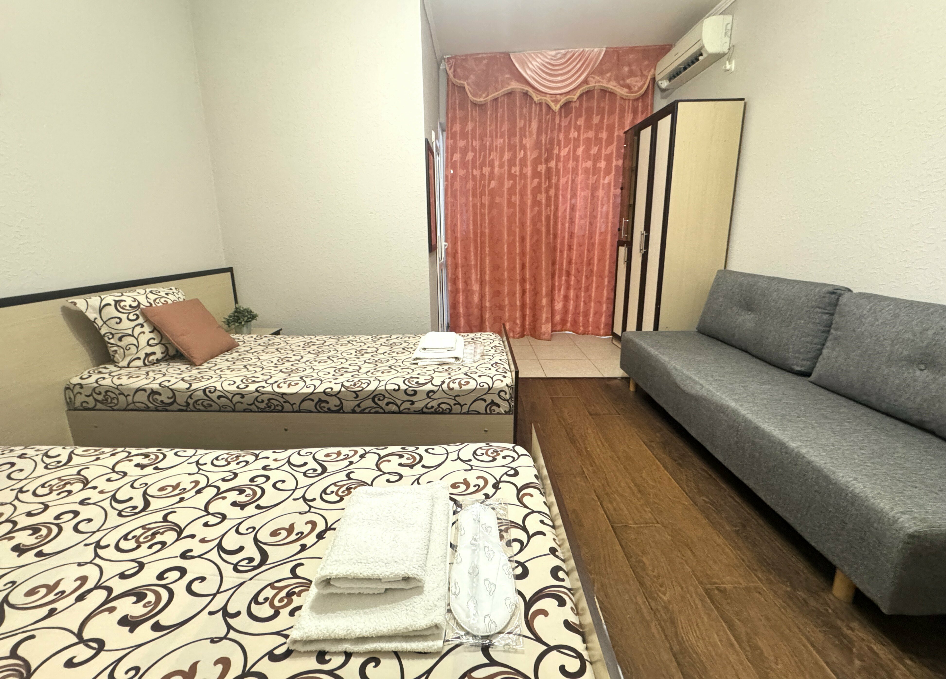 Семейный стандарт 2+2 (без окна) с раздельными кроватями и диваном