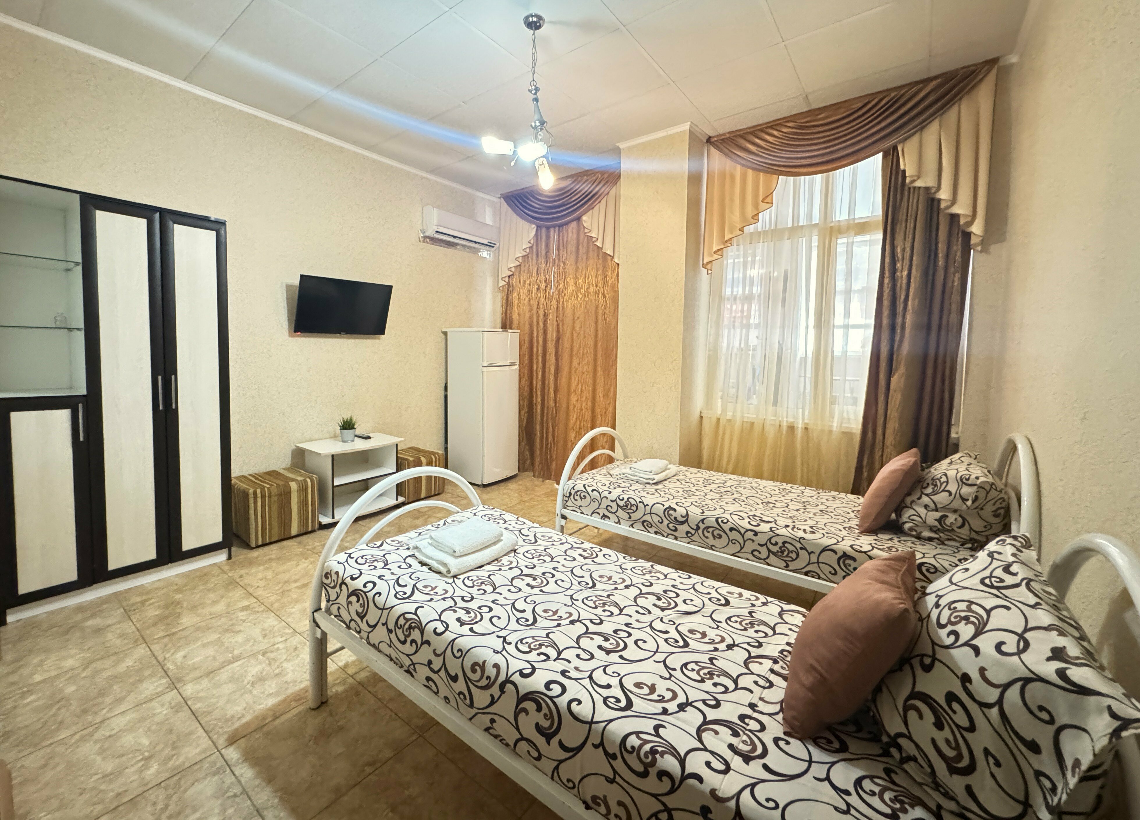 Семейный стандарт 2+2 (без окна) с раздельными кроватями и диваном (1 этаж)