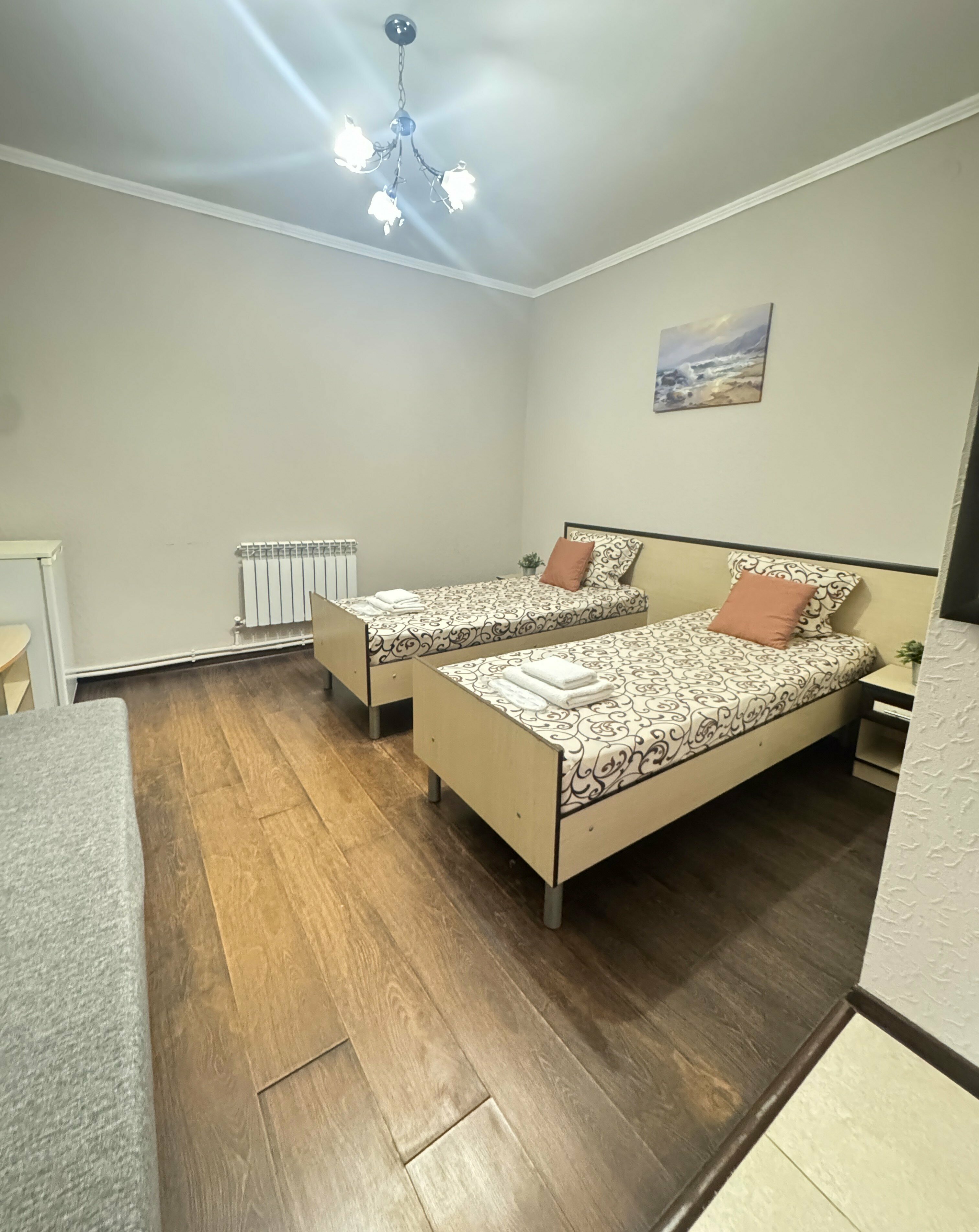 Семейный стандарт 2+2 (без окна) с раздельными кроватями и диваном