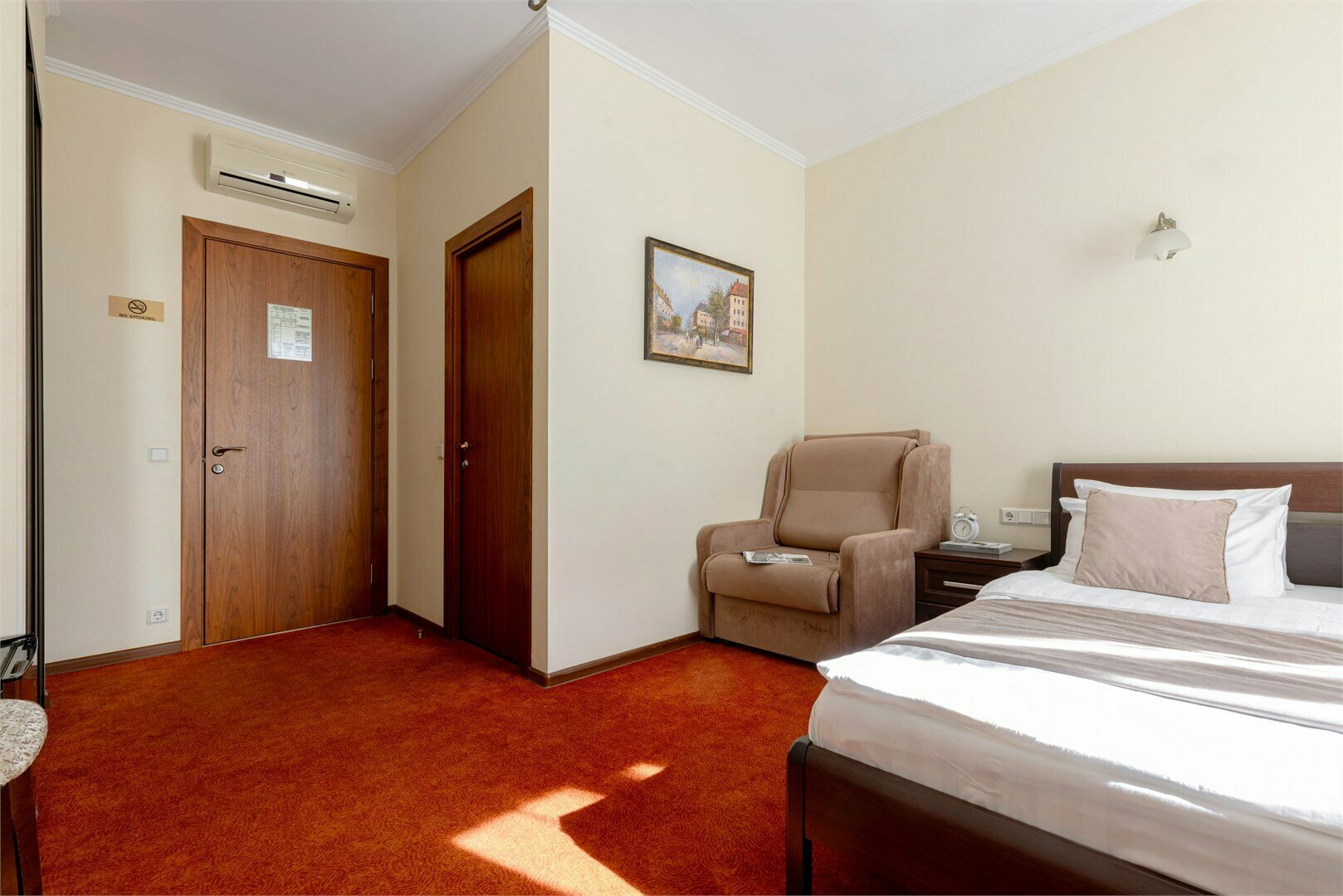 Комфортный просторный номер с 1 большой кроватью и креслом и видом во внутренний дворик(кондиционер)