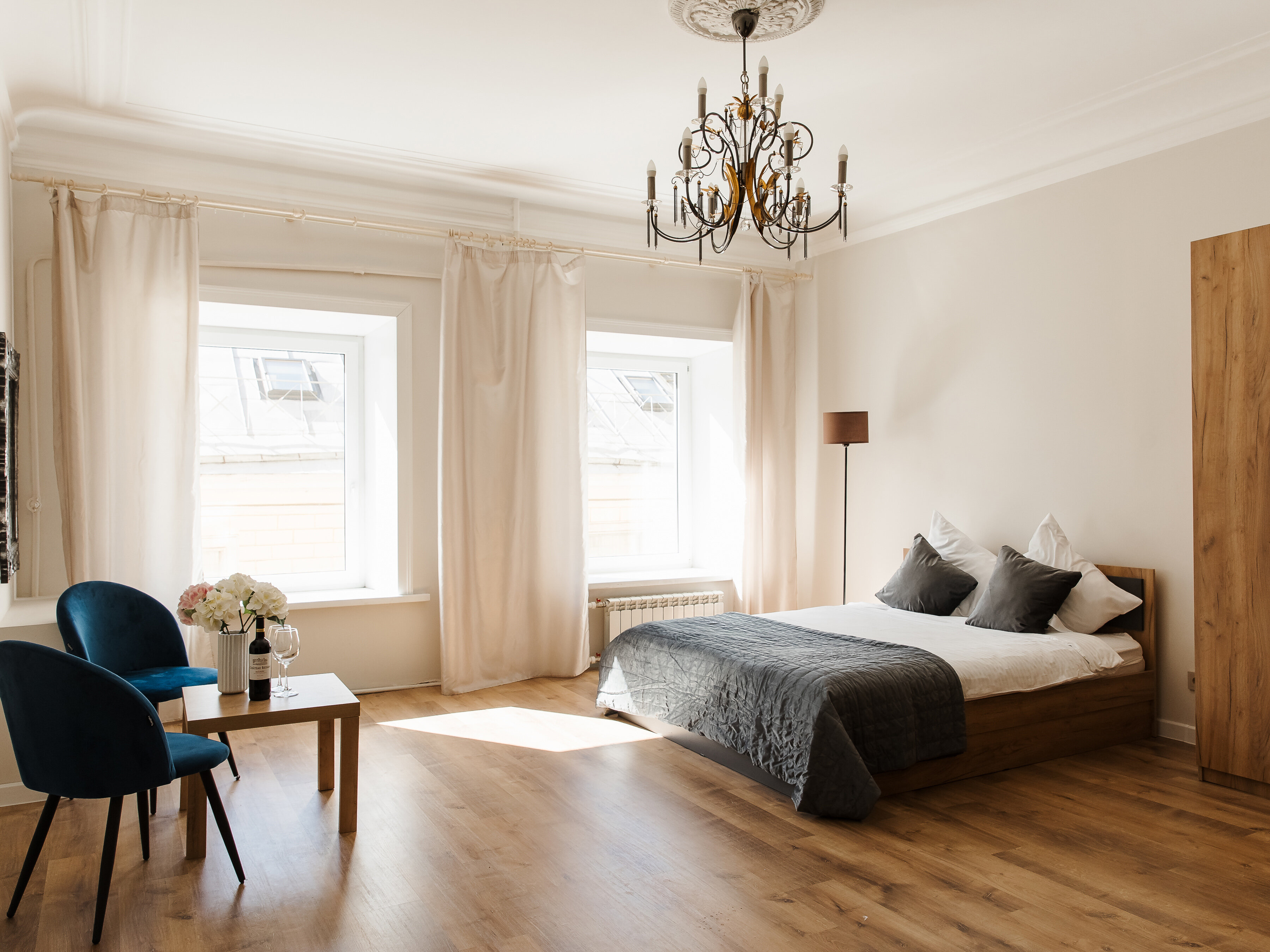 Огромный номер 35 метров c новым ремонтом, кроватью 160 на 200, удобным раскладывающимся диваном 160 на 200 и санузлом из мраморной плитки в номере