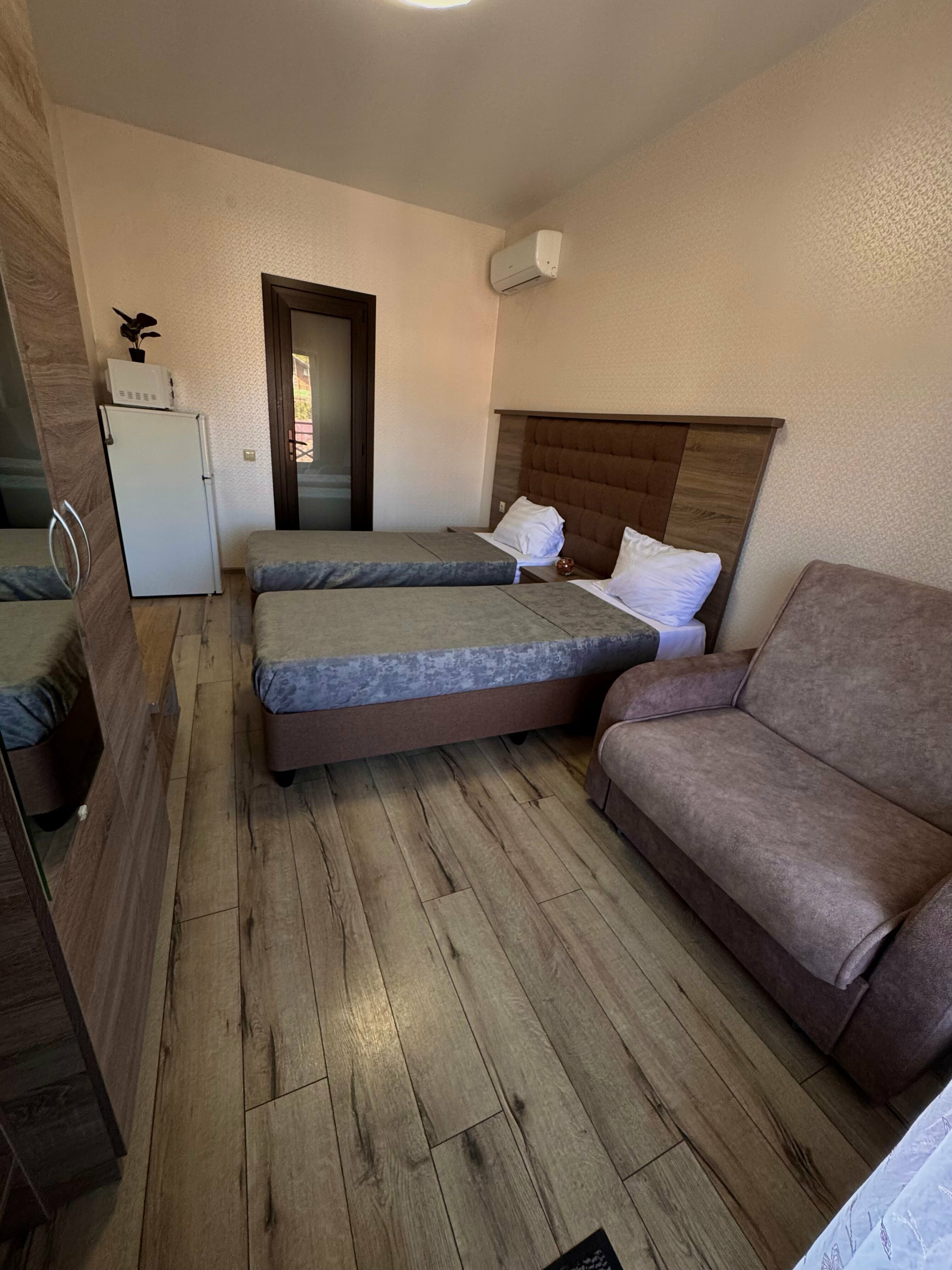 Трехместный номер с видом на горы