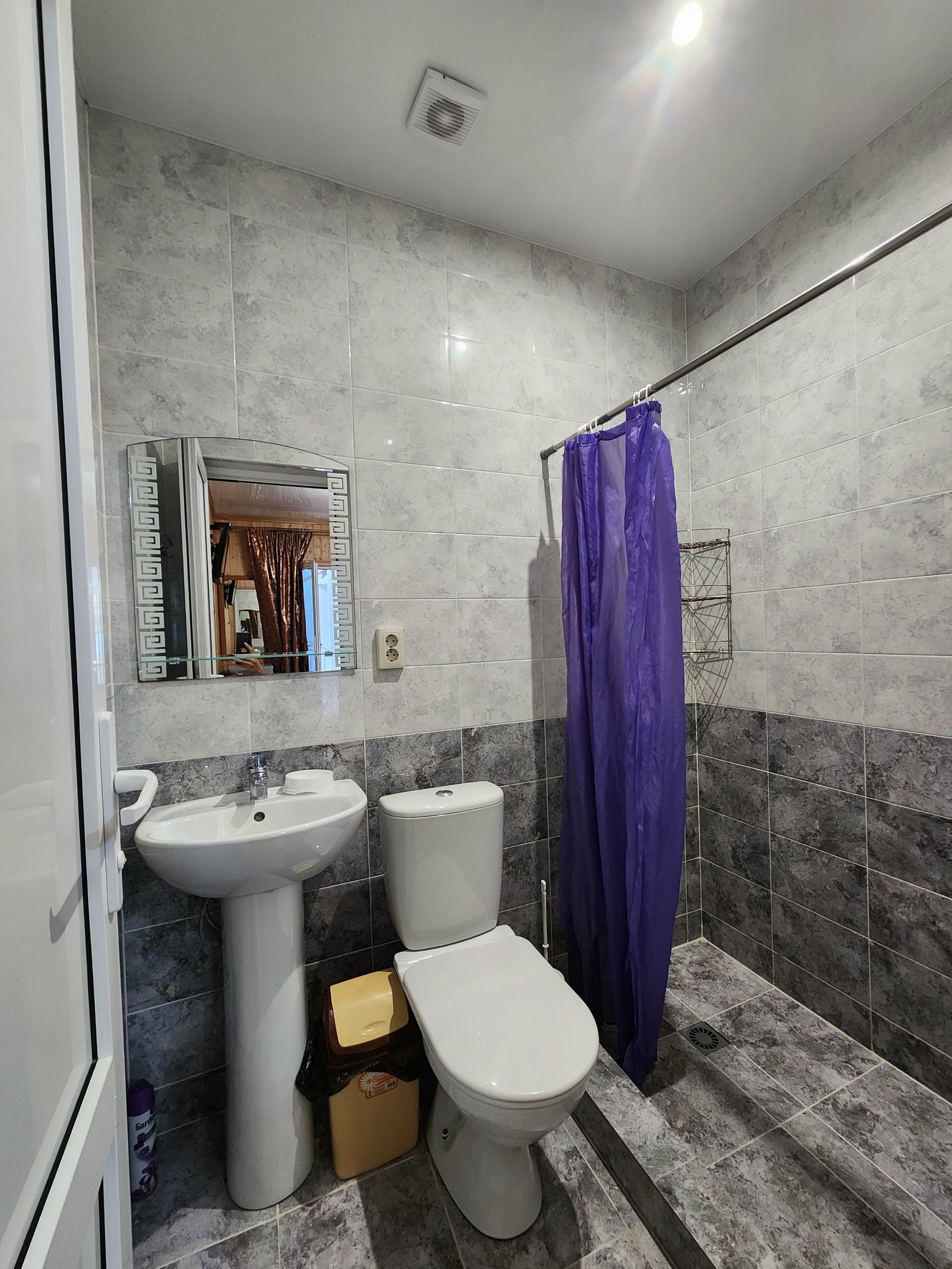 Двухместный номер с двуспальной кроватью и дополнительной кроватью