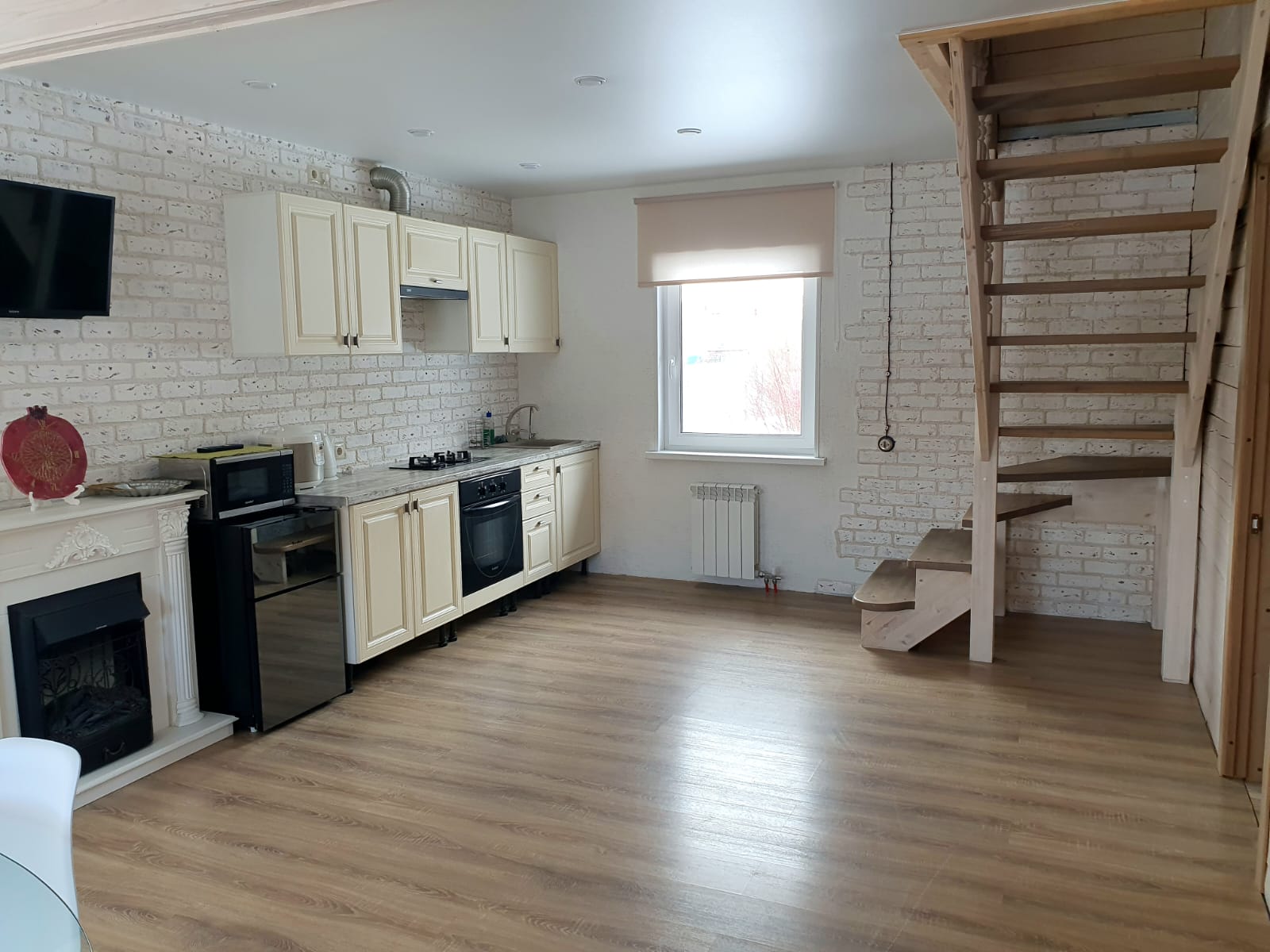 Дом с гостиной - кухней и 3 спальнями (с ванной)