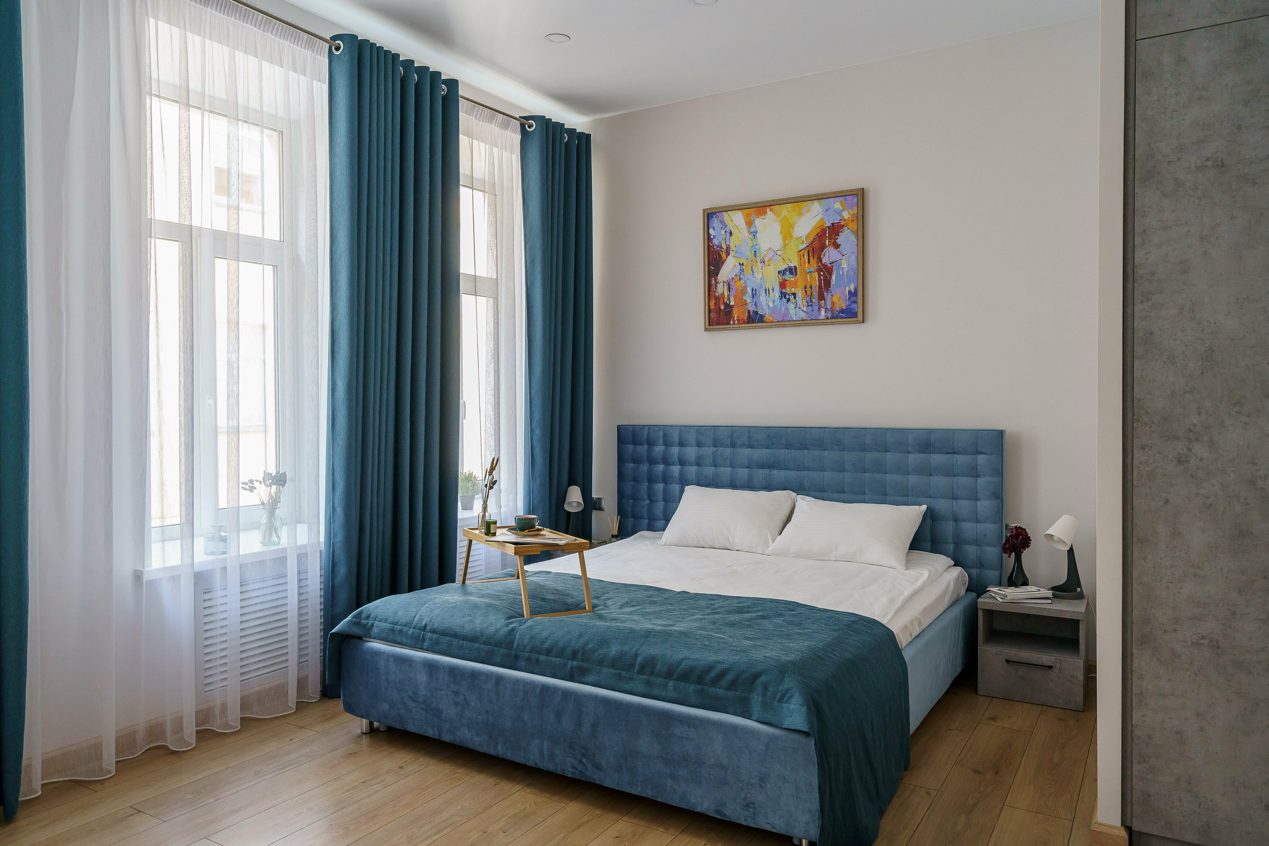 Просторный номер с кроватью и диваном