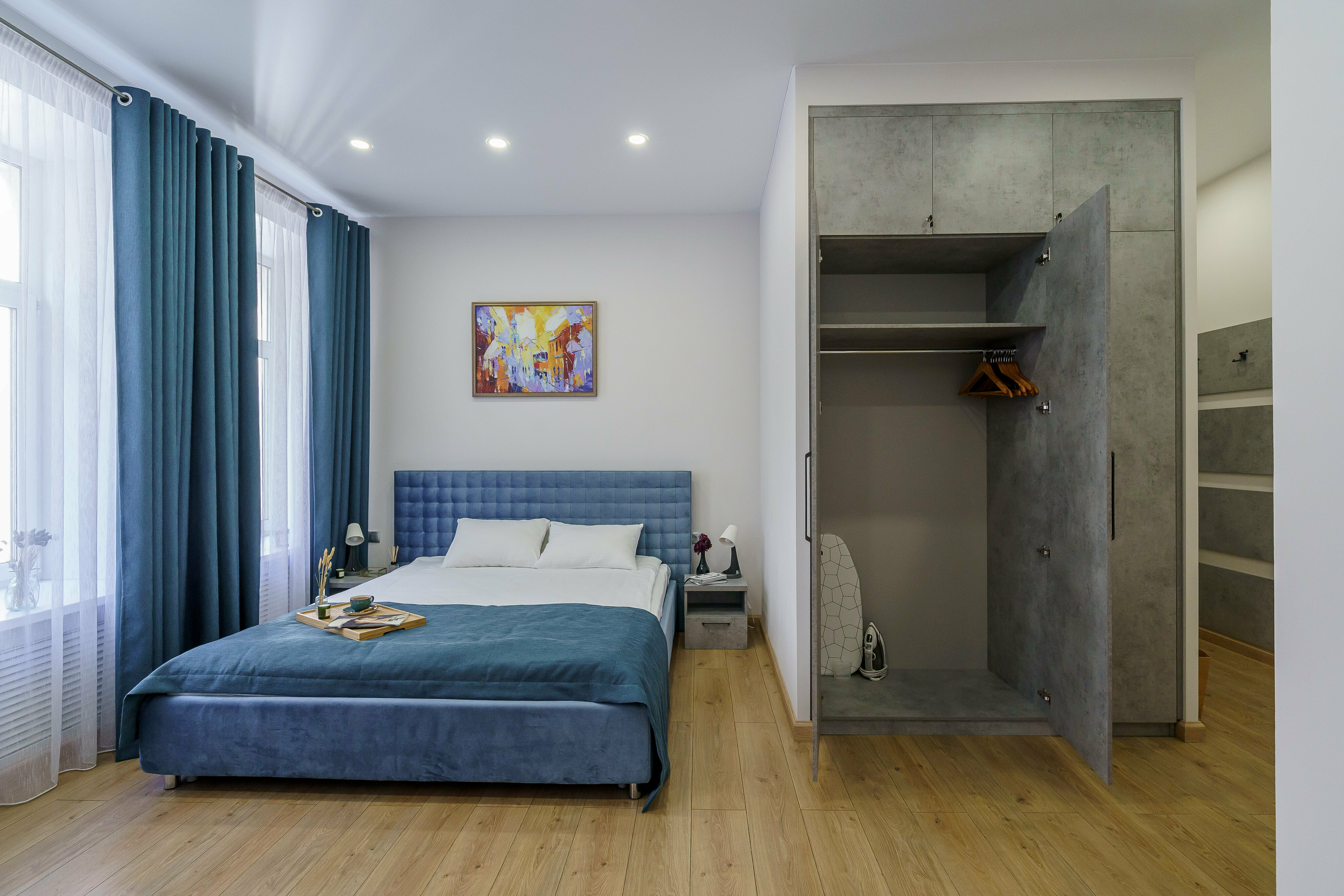 Просторный номер с кроватью и диваном