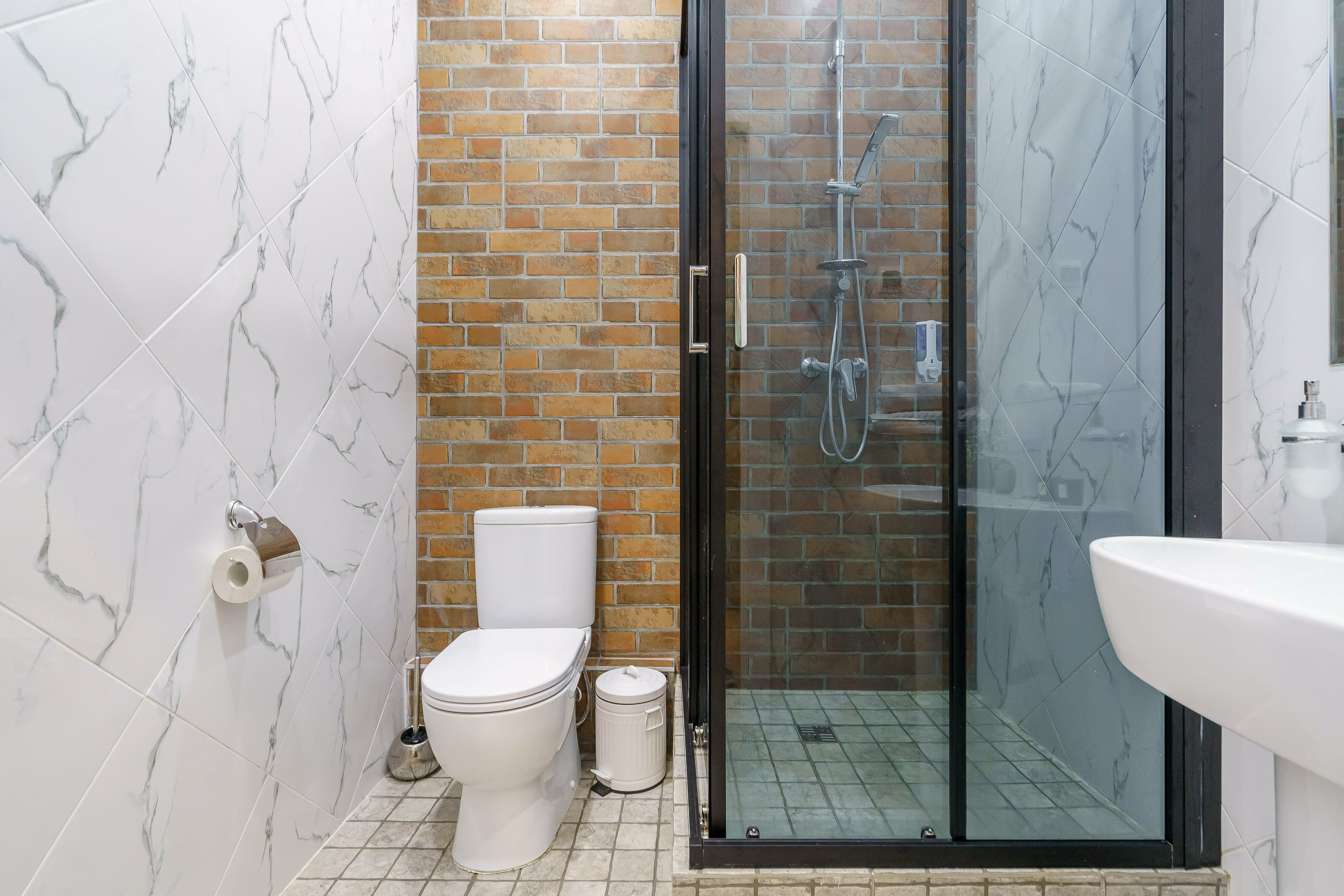 Просторный номер с кроватью и диваном