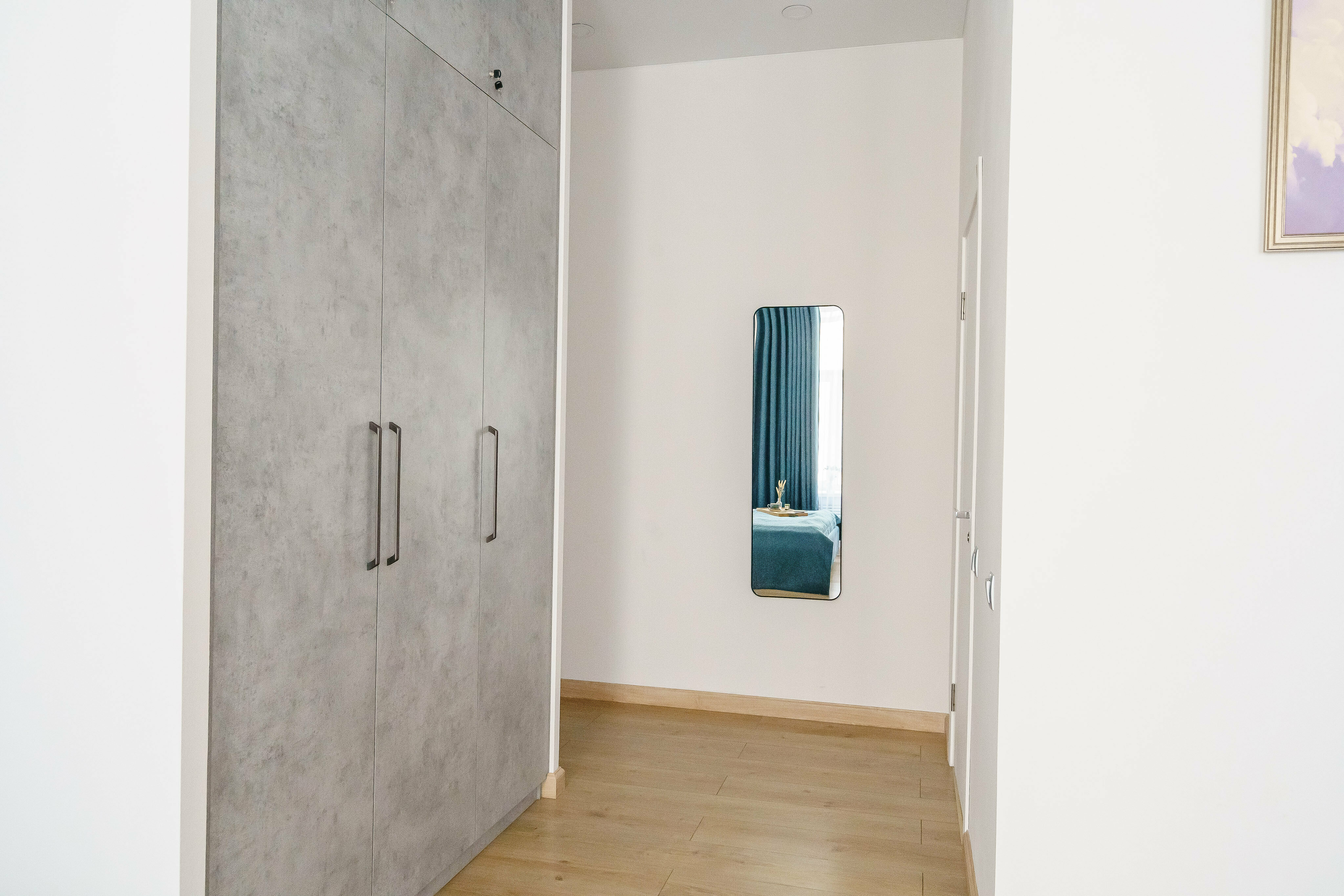 Просторный номер с кроватью и диваном