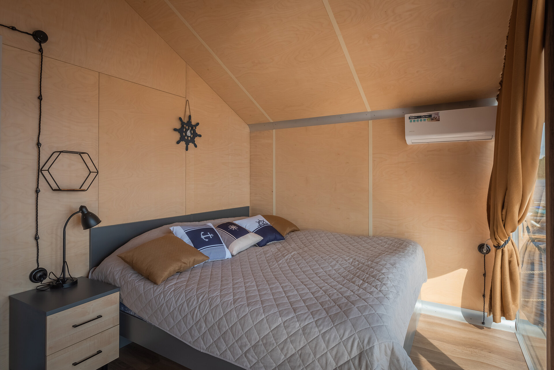 Хаусбот на воде двухкомнатный