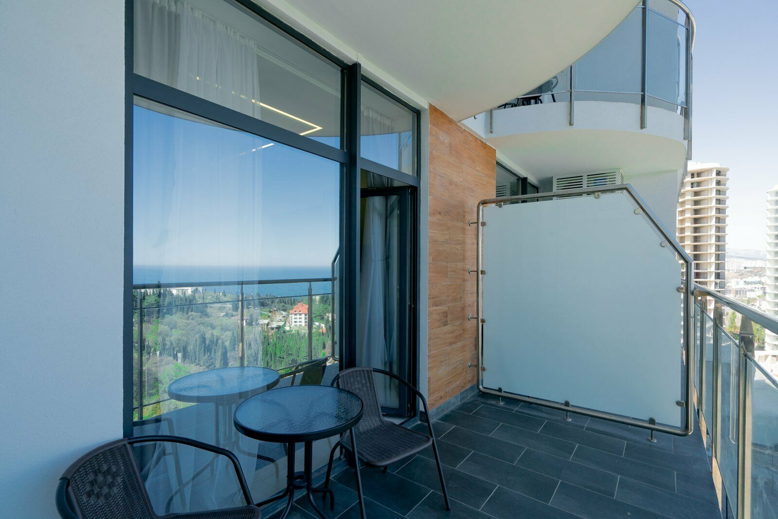 Дизайнерская студия LS-HI-TECH EMOTION светлые эмоции лета в Алуште - вид на море со 2 этажа