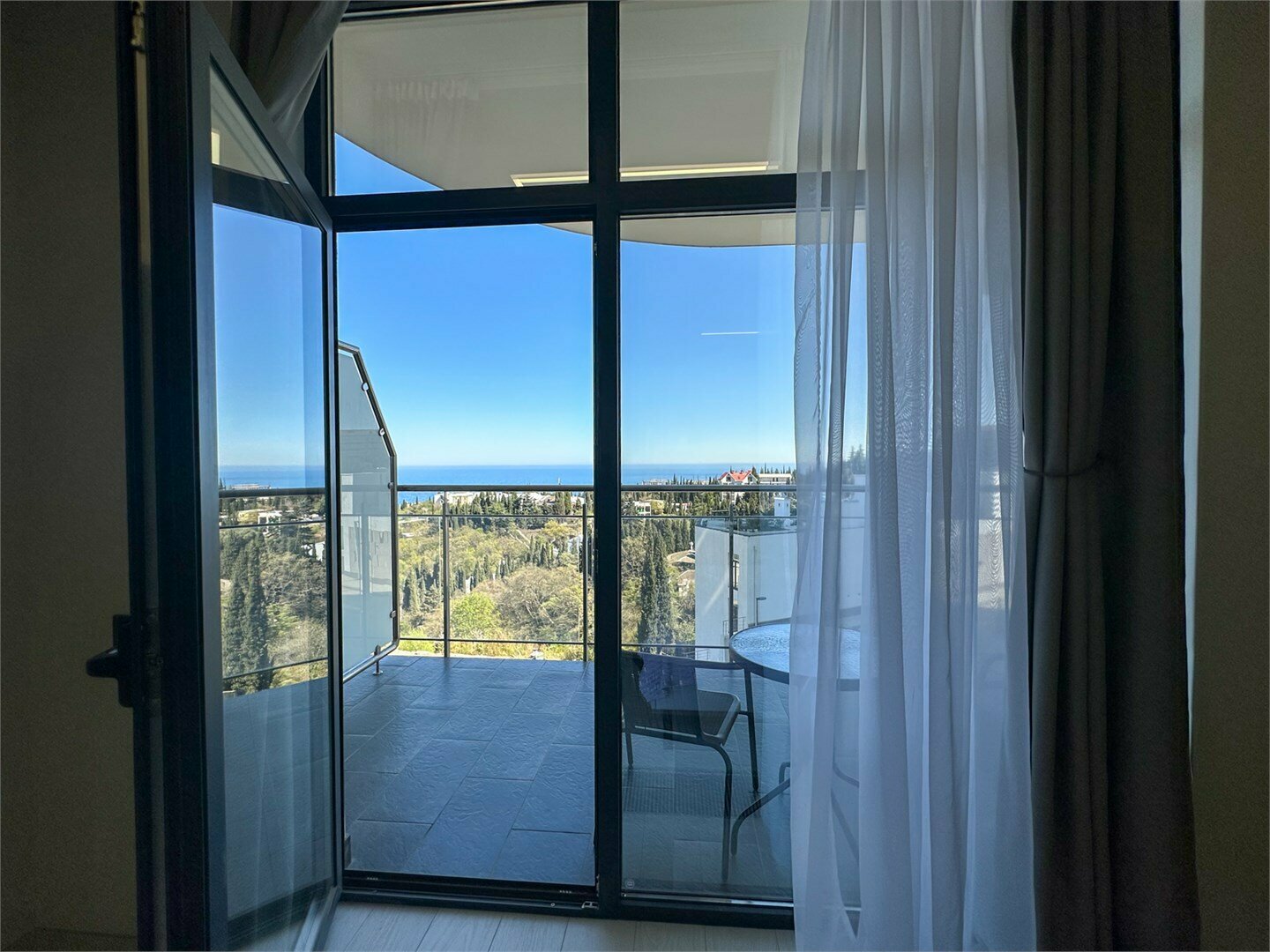 Дизайнерская студия LS-HI-TECH EMOTION светлые эмоции лета в Алуште - вид на море со 2 этажа