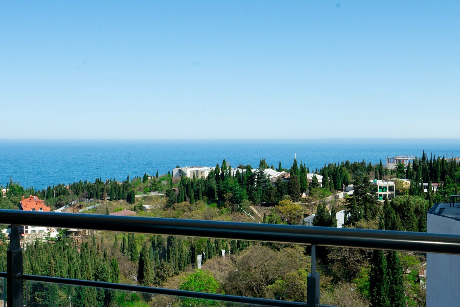 Дизайнерская студия LS-HI-TECH EMOTION светлые эмоции лета в Алуште - вид на море со 2 этажа