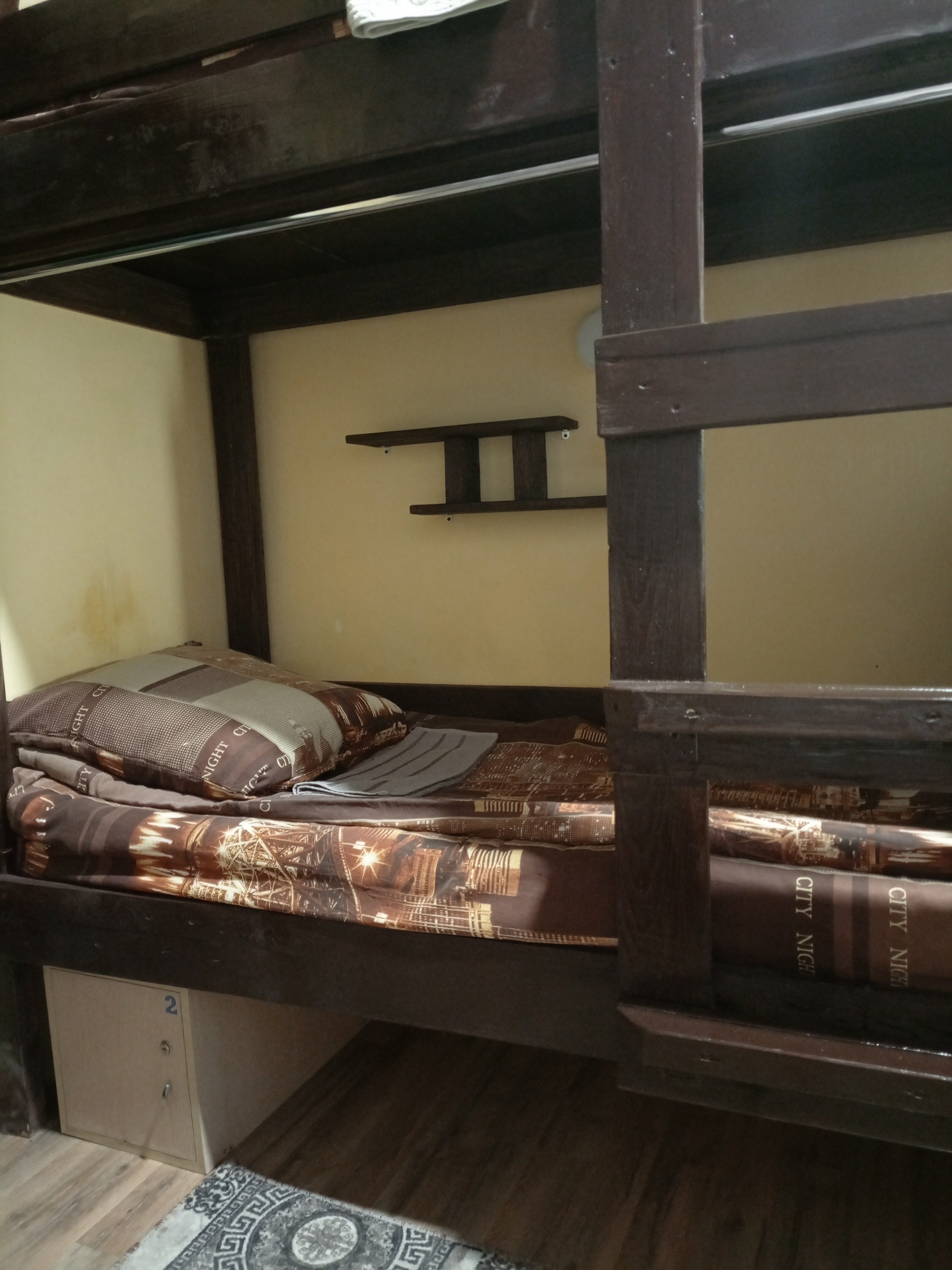 Четырехместный номер эконом-класса с общей ванной комнатой