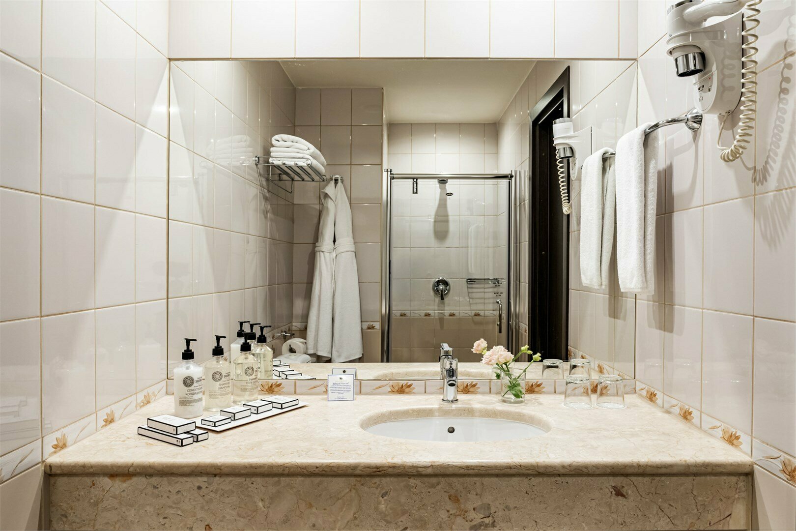 Улучшенный номер с одной большой или двумя раздельными кроватями