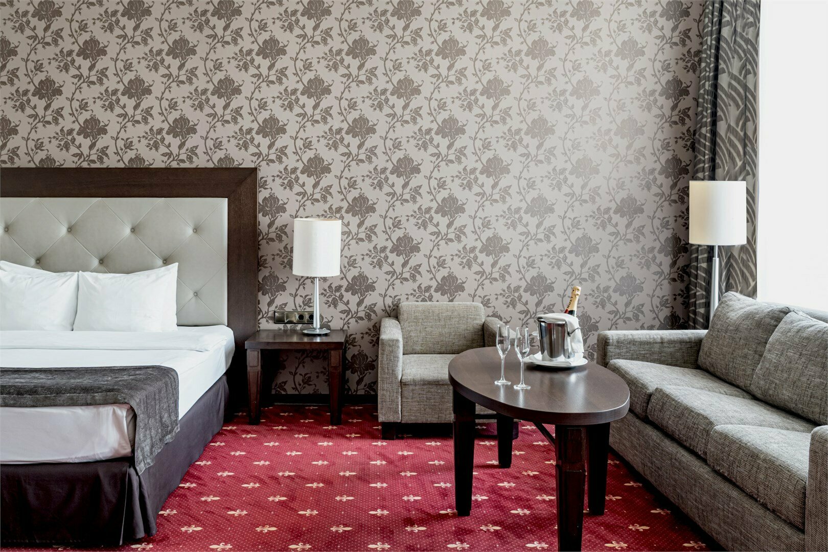 Номер Делюкс с одной большой кроватью и диван-кроватью