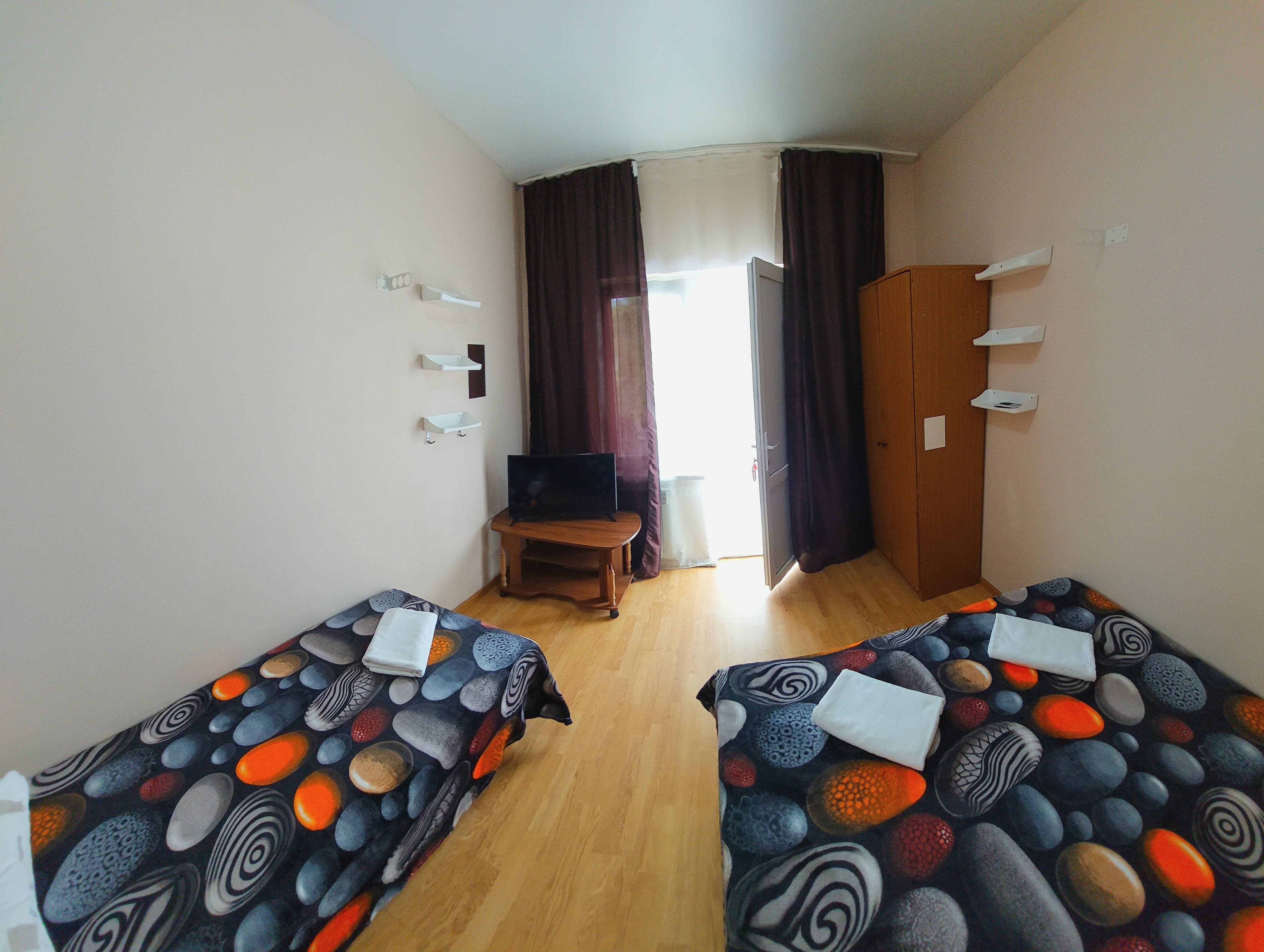 Трехместный номер эконом-класса с общей ванной комнатой