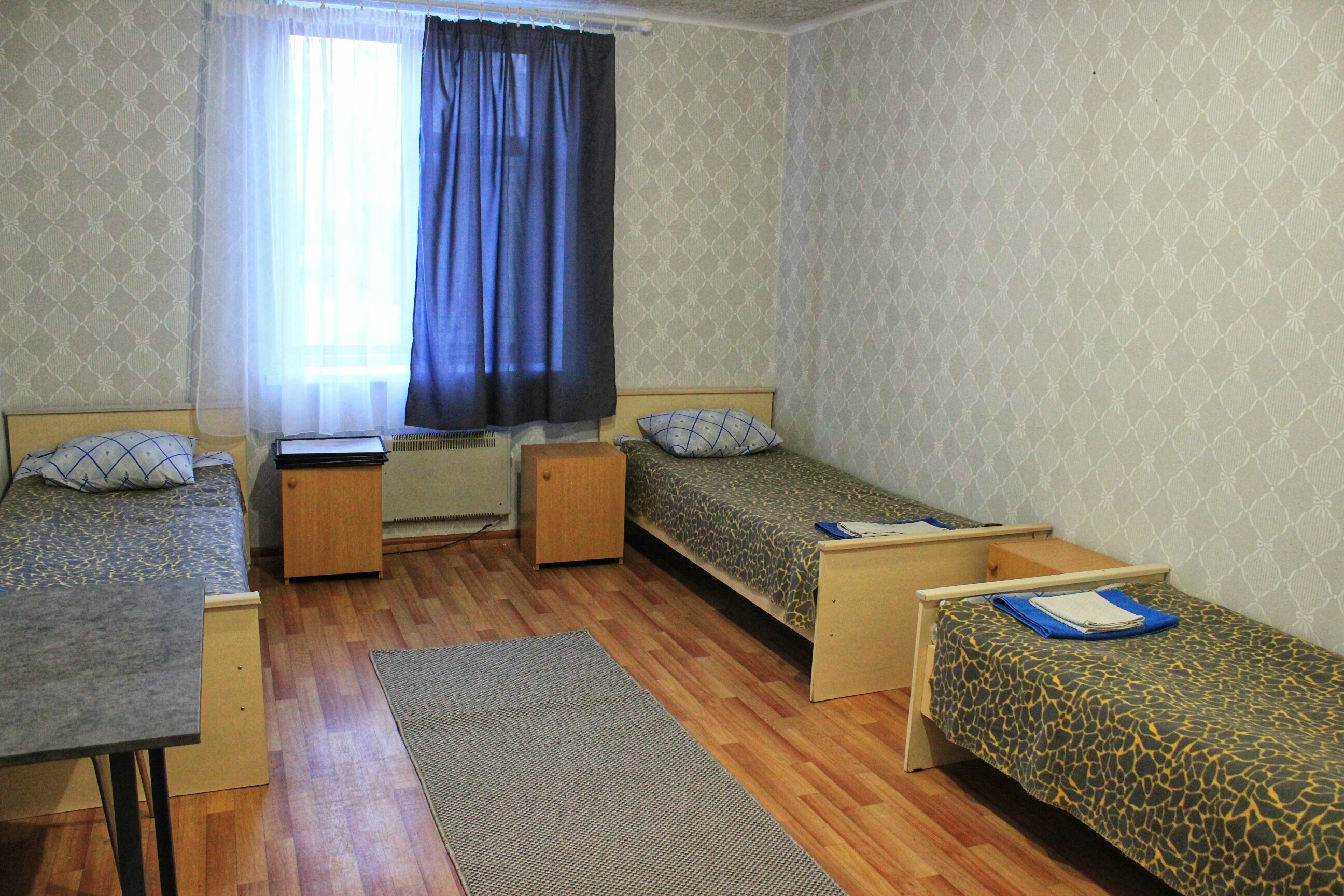 Трехместный номер эконом-класса с общей ванной комнатой