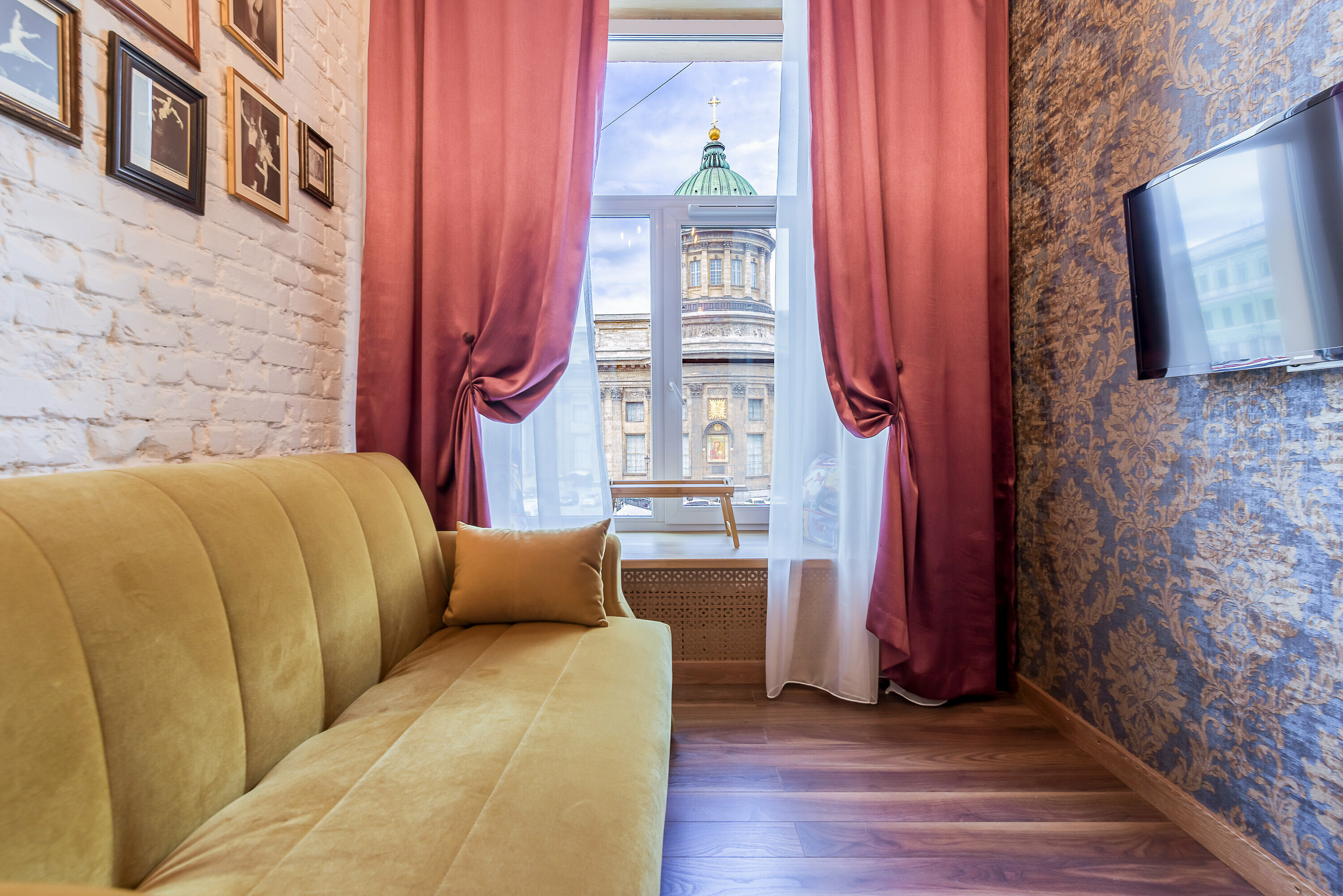 Дизайнерская студия с видом на Казанский Собор и реку