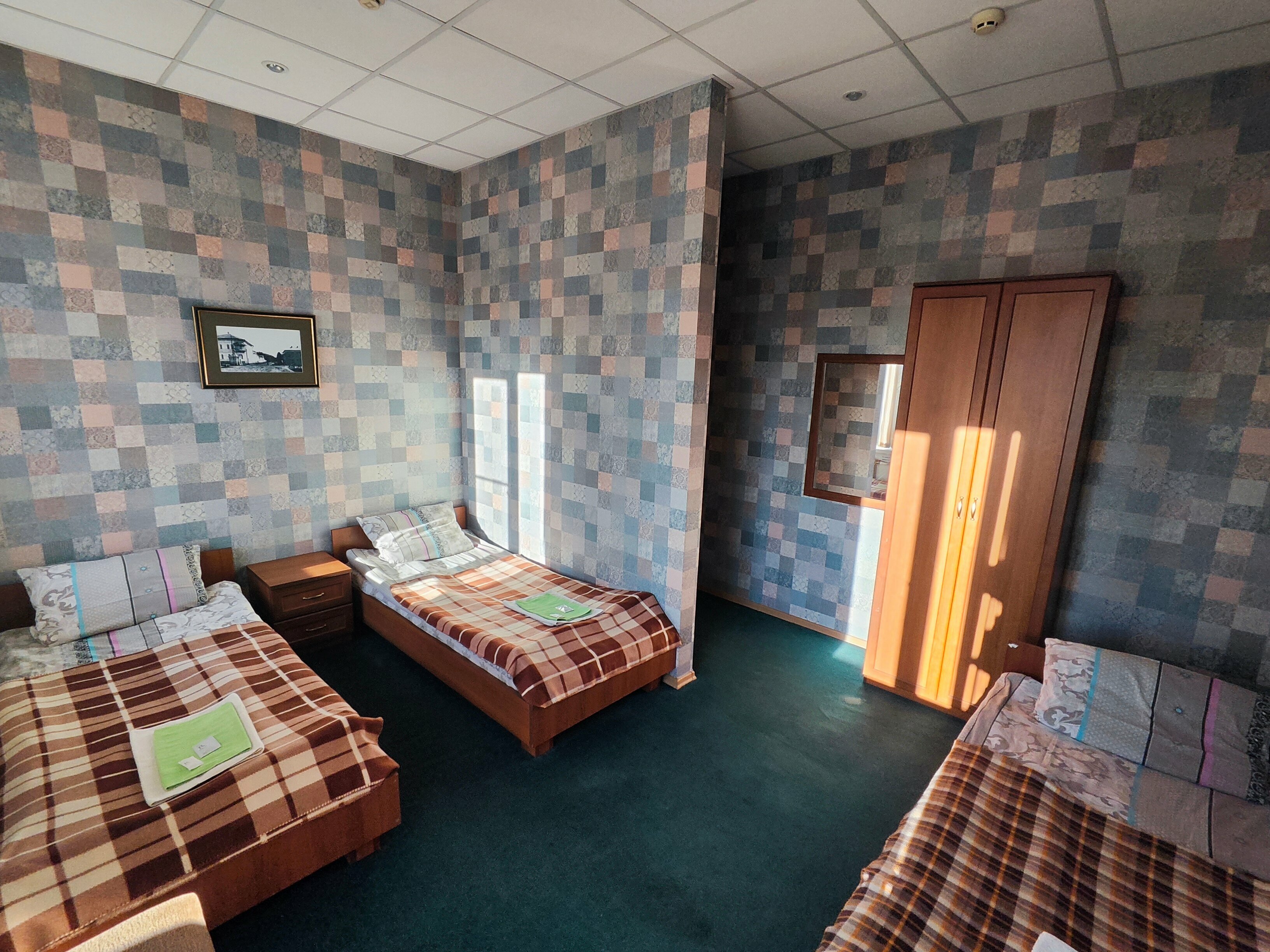 Трехместный номер эконом-класса с общей ванной комнатой