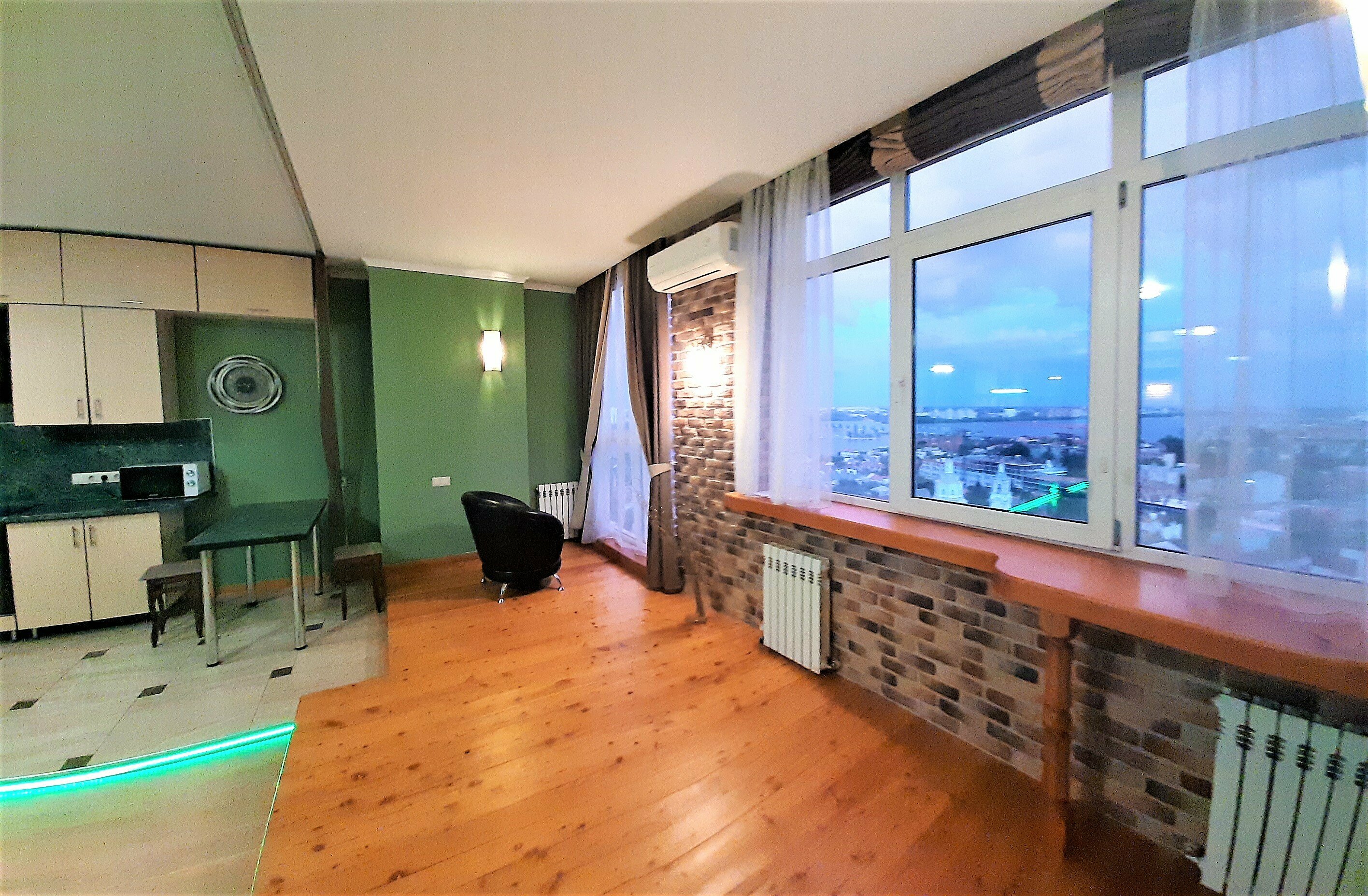 Студия с Двухспальным диваном и шикарным видом на водохранилище.