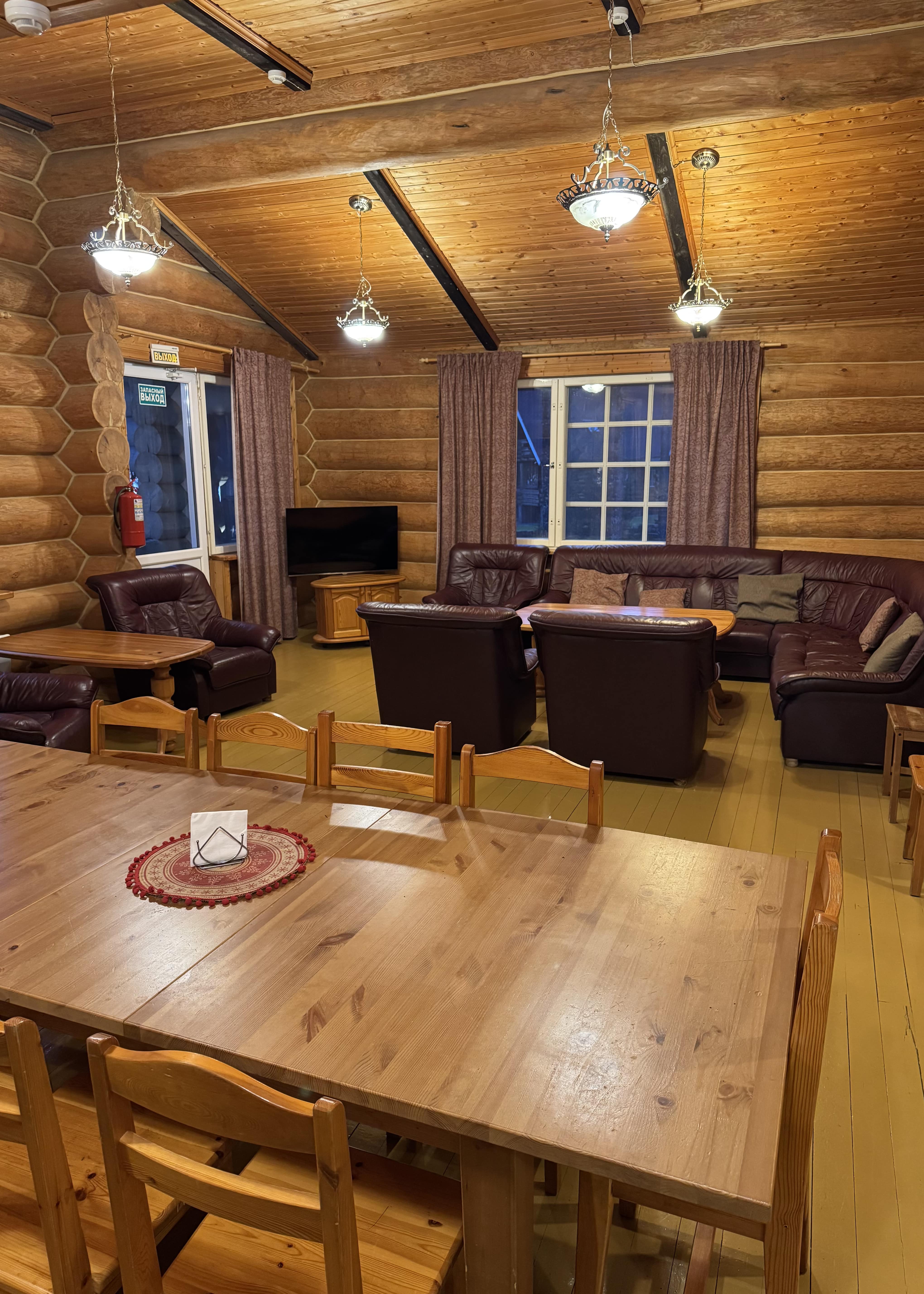 Двухместный номер с одной двуспальной кроватью, туалетом в комнате  и общим холом