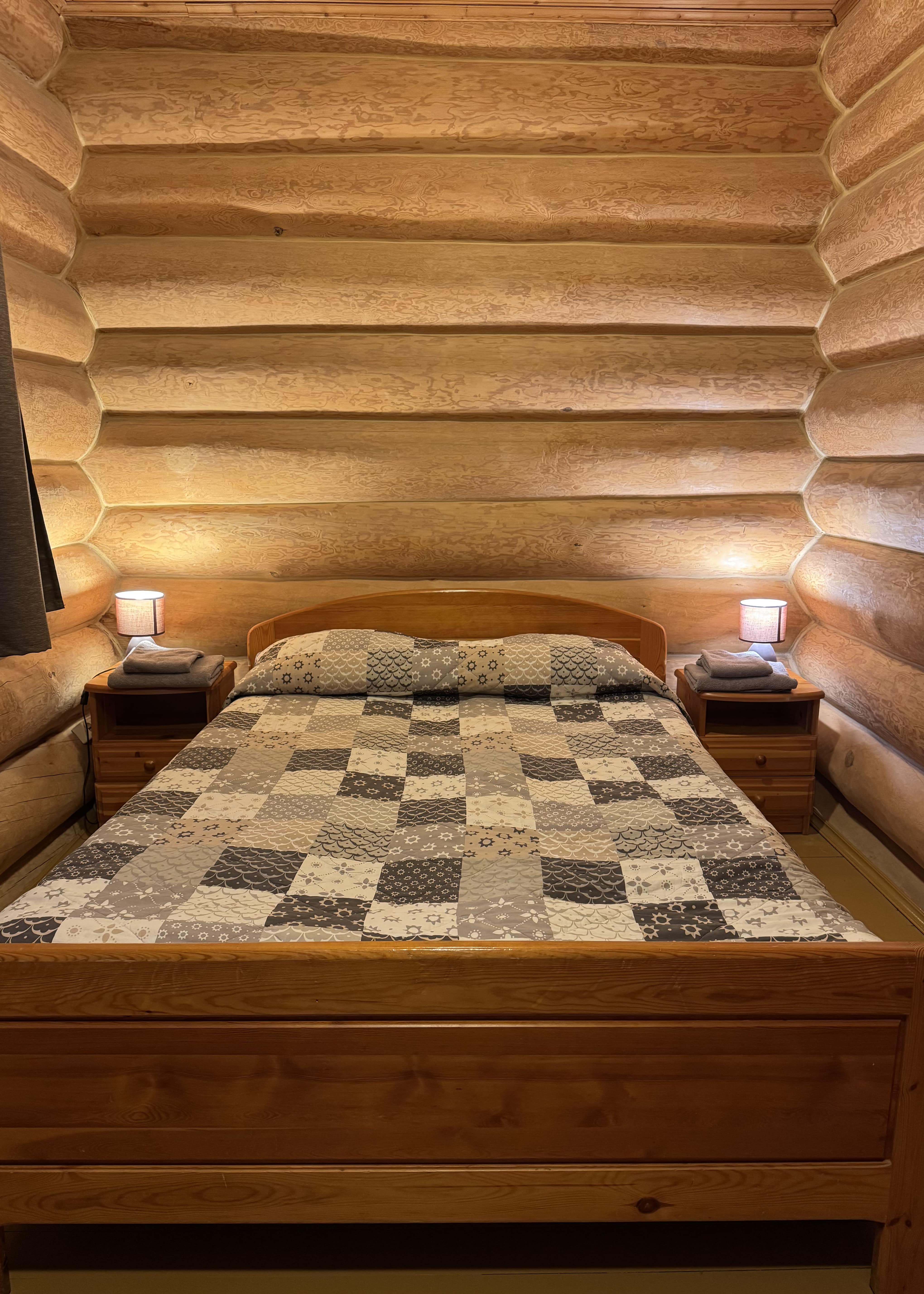 Двухместный номер с одной двуспальной кроватью, туалетом в комнате  и общим холом