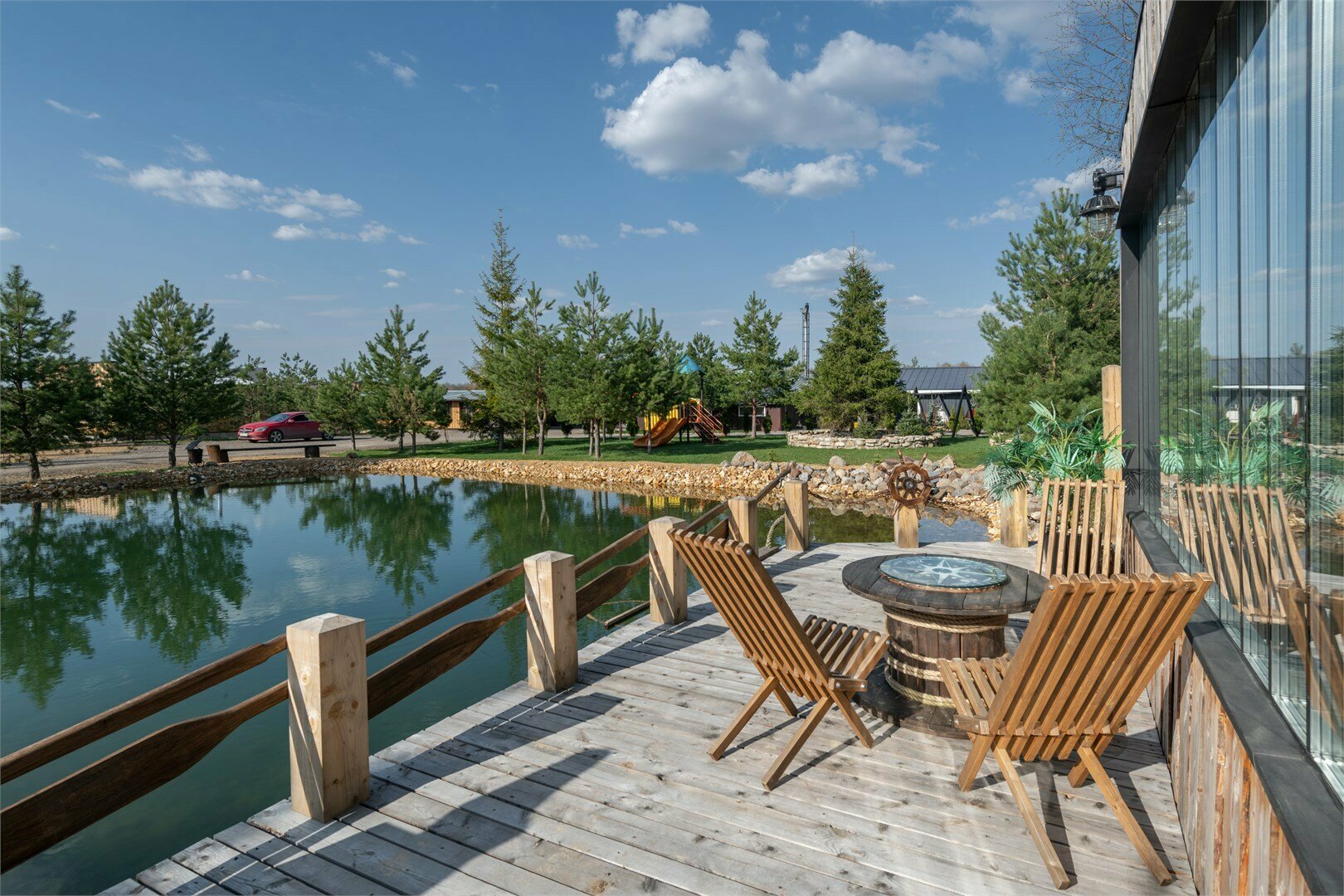 Дом у пруда с пляжем "John Silver"