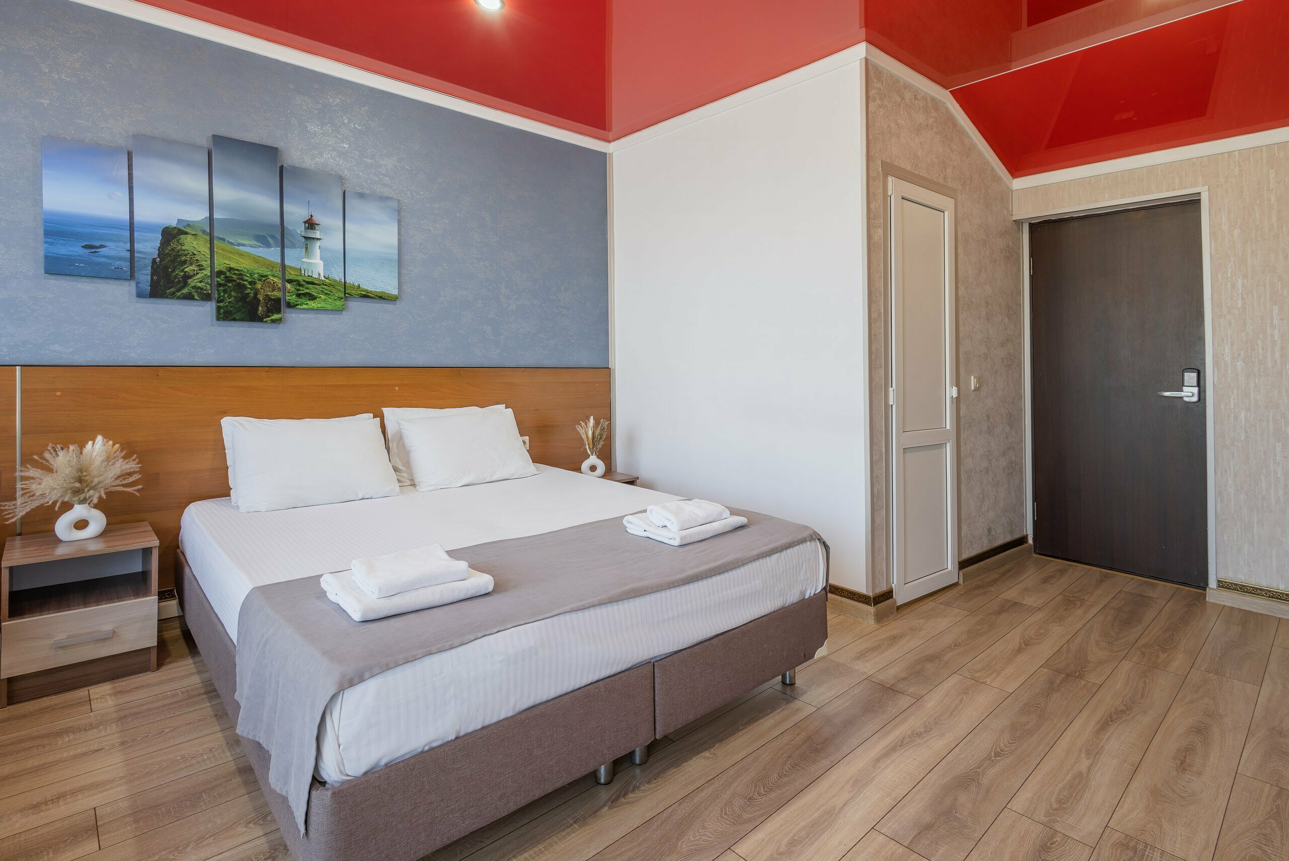 Трехместный полулюкс с балконом с видом на горы