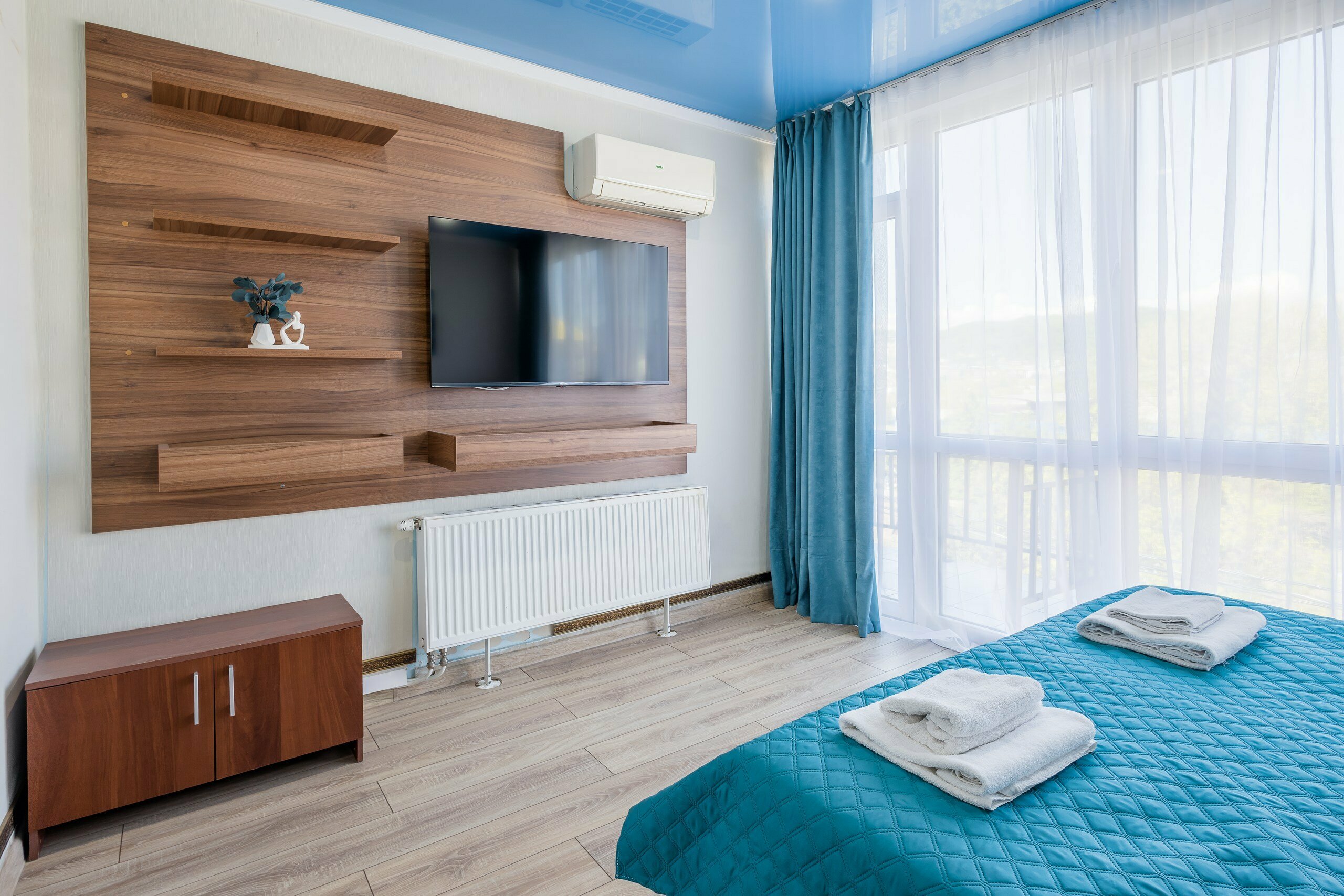 Трехместный полулюкс с балконом с видом на горы