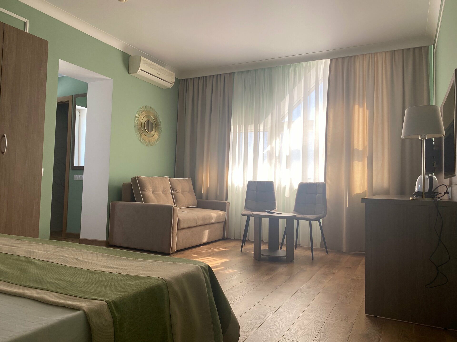 Двухместный номер Делюкс с 1 кроватью и боковым видом на море